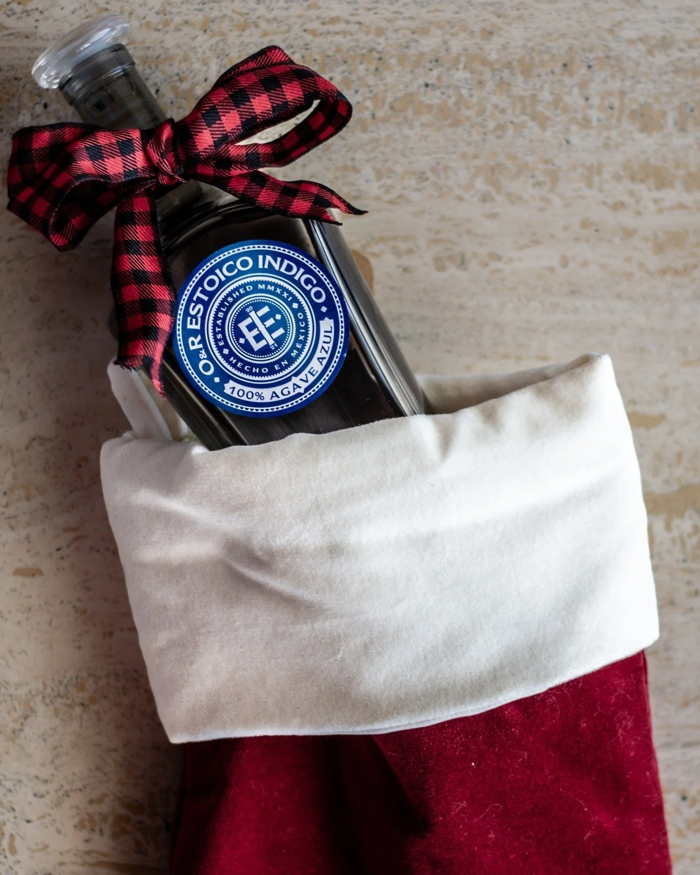 🛍🥃 Holiday plans tend to come together on the way. 

If you are headed to a dinner or a gathering this week, stop by Total Wine in South Texas or South Florida and pick up your choice Estoico Indigo Blanco or Reposado - a refined bottle that feels 