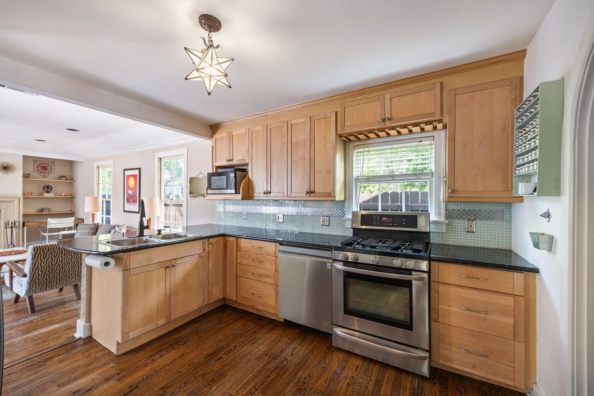 10-110 -305 E 50TH ST.jpg