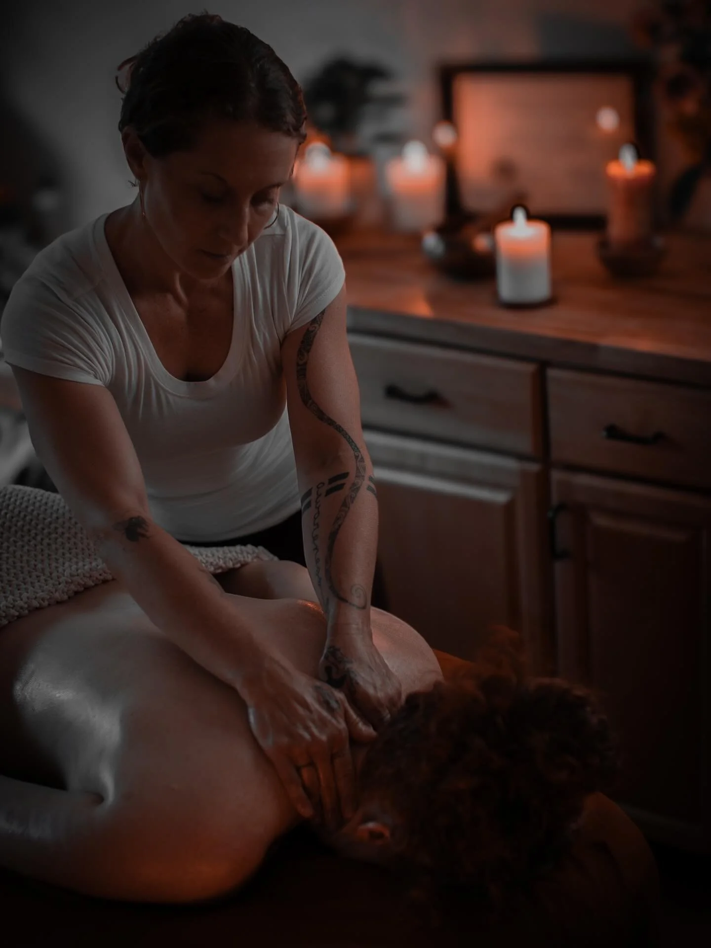 The holidays are here! Schedule some self care during this often hectic time of year. Gift certificates also available.  Email: kele.bodyworks@gmail.com  #selfcareisntselfish #slowdown #massagetherapylosangeles