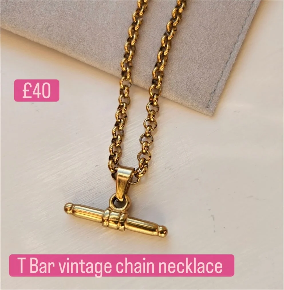 Our vintage chain T Bar necklace is a classic. Available now www.lovedbylaura.uk #lovedbylaura #vintagejewelry #tbarnecklace #perfectgift #gifting #christmaspresent