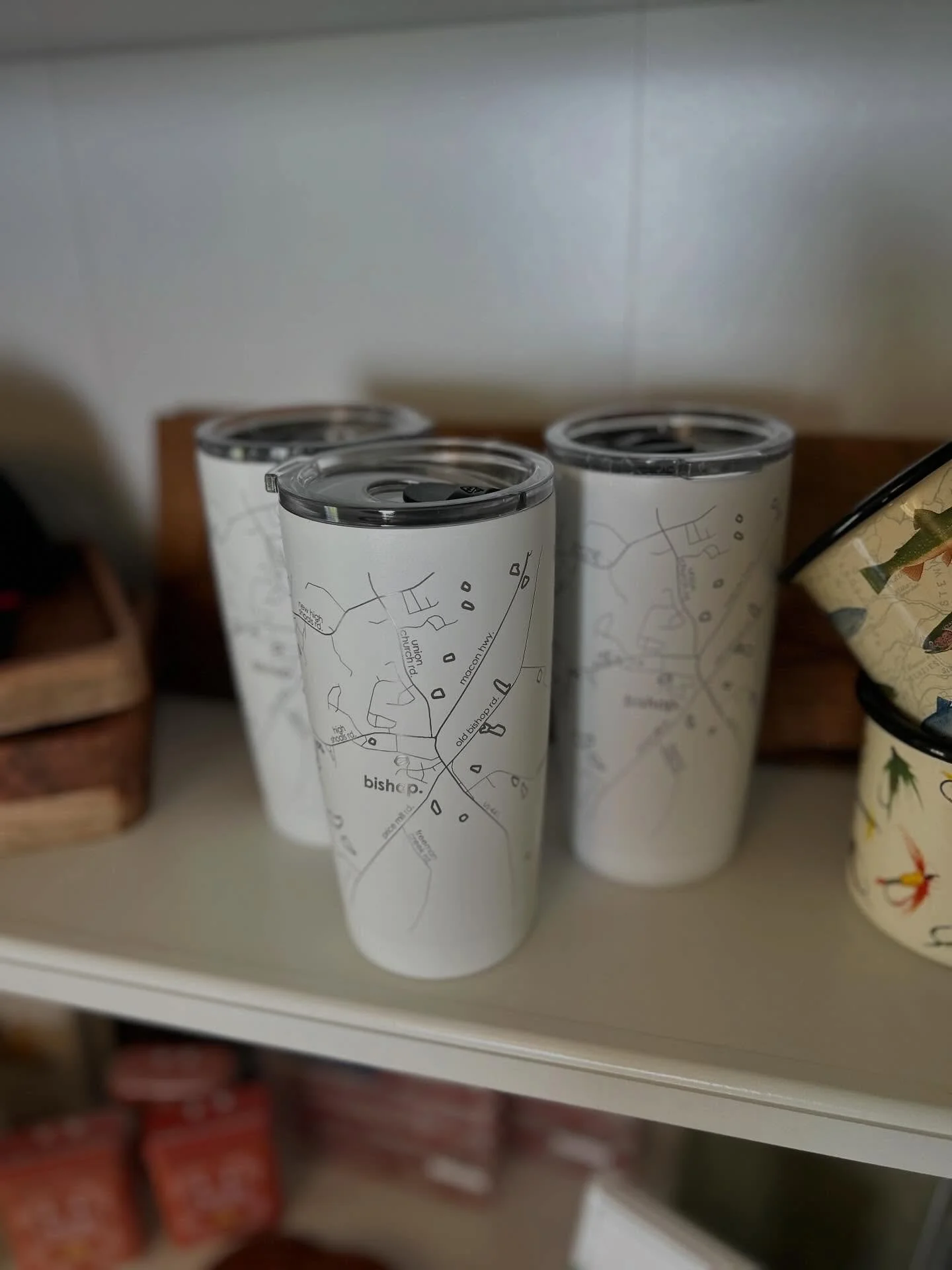 Sip local. 🖤
Our new etched tumblers + pint glasses feature a Bishop map and roads design that makes them extra special. The perfect gift or addition to your own kitchen!

Open today until 5
Saturday 10-4
#bishopga #shoplocal #oconeecounty