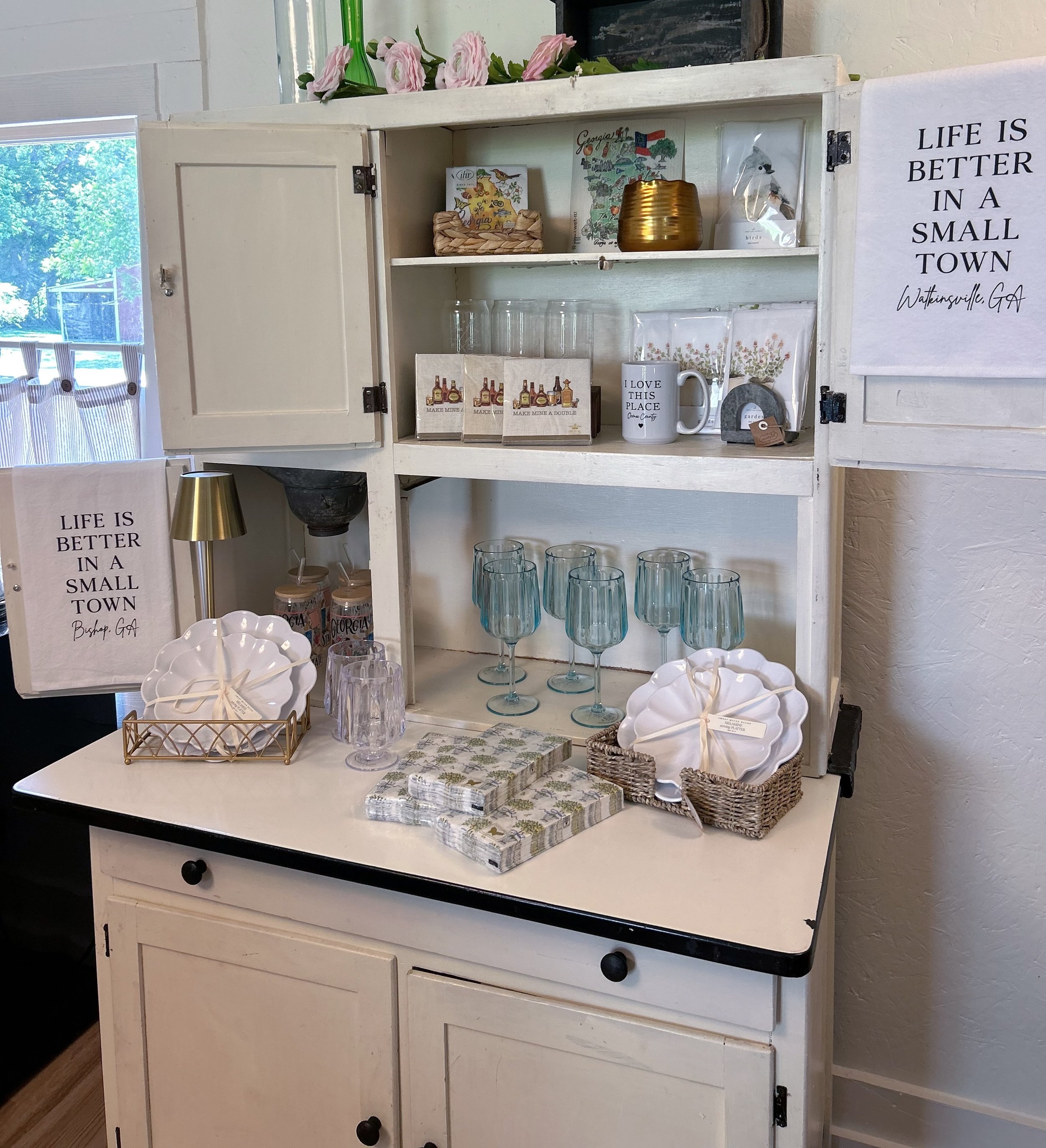 Annnnd they&rsquo;re on the floor! Come by and snag your favorites while they are available, or shop online!! 

Goblets &amp; wine glasses are $12 a piece 
Platter set is $30

Which is your favorite?

#outdoorhosting #giftboutique #smallbusiness