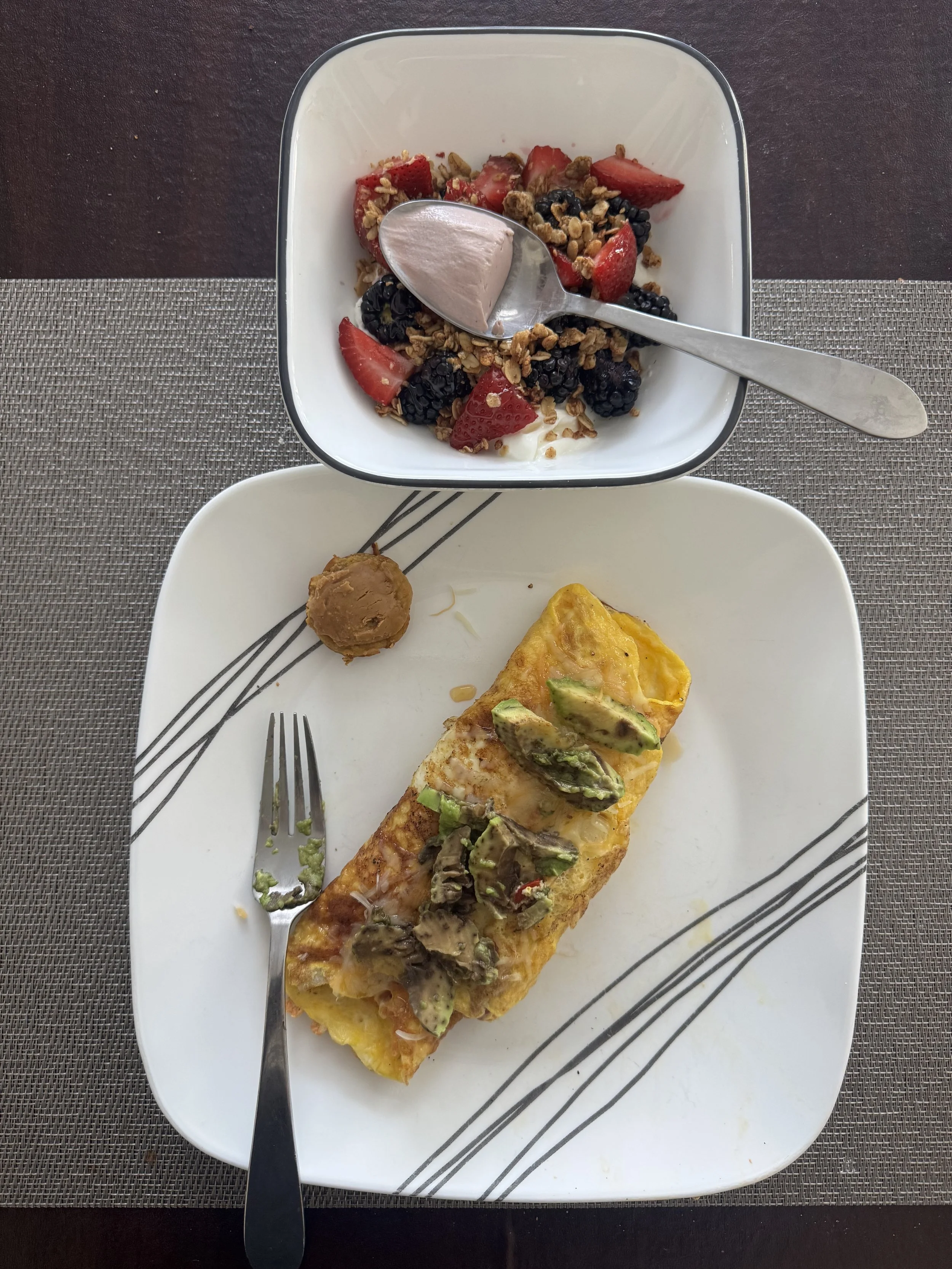 3 Nutrition Habits That Reduce Cravings (Without Cutting Carbs)