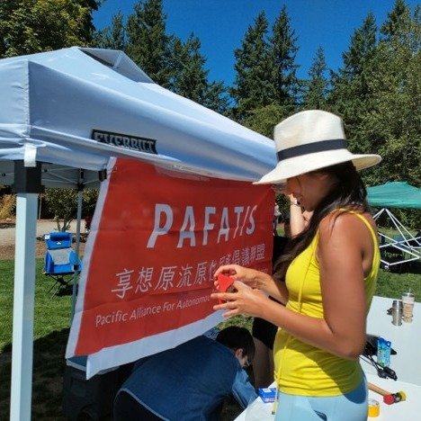 上周末 #西雅圖台式草地音樂野餐節 的大家應該都有感受到來自天氣、音樂與攤主們的熱情。舞台上各種語言與時代的音樂讓我們身浸在不同時空，感受各式各樣的文化，包含 #蜂鳥兒童合唱團 （Keystone Hummingbirds Children Choir）上台演唱布農族的「拍手歌」、#車庫裡的蚊香 唱阿美族部落傳唱的歌曲「歡樂飲酒歌（舒米恩版本）」。

感謝野餐節期間每一位停下腳步來我們攤位的朋友，不管是和我們聊原住民族的故事、一起玩遊戲，我們都互相更了解臺灣原住民族的歷史與族人們一路走來面臨的議