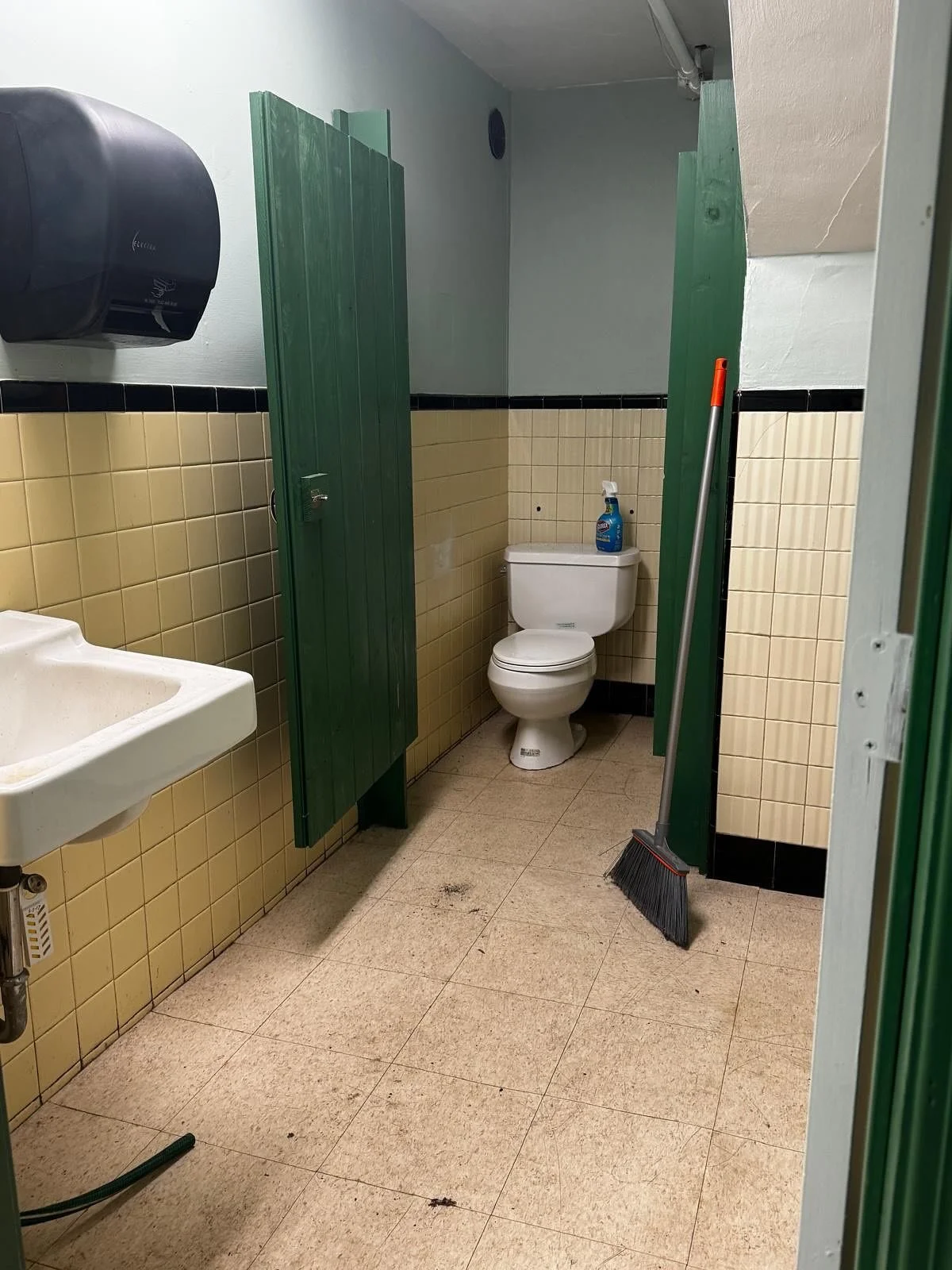 β¨ Before & After Transformation! β¨
At NE Quality Cleaning Corp, we make the difference. From offices to schools and commercial spaces, our team delivers spotless cleaning results you can trust. π§Ήβ
Looking for reliable cleaning services in Massa