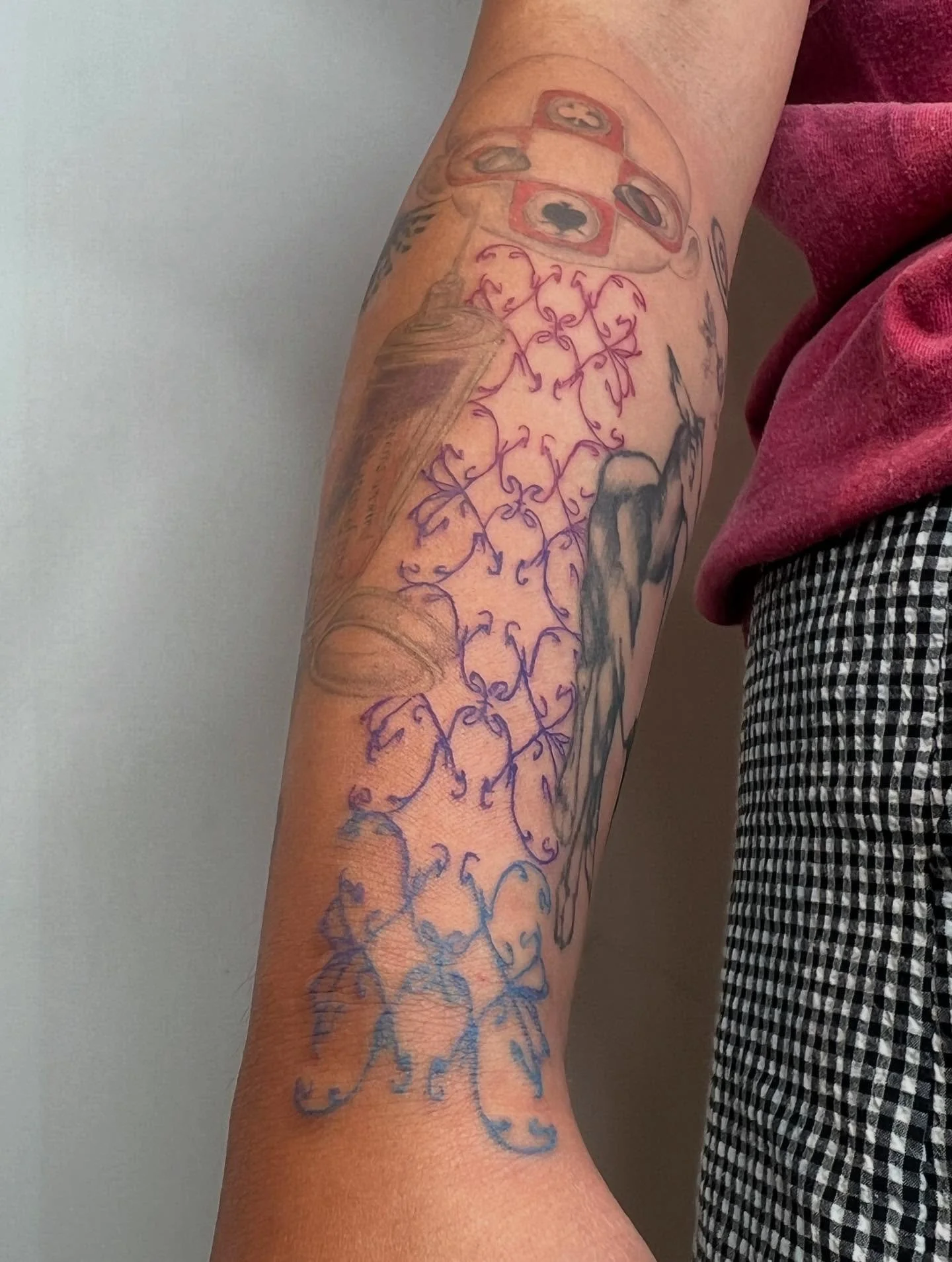 blast-under lace armour 💜
+ WIP on large leg piece
📍 @lalalakermesse 

#colourtattoo #ornamentaltattoo #contemporarytattooing #lacetattoo #abstracttattoo #tattooideas #tattoodesign #tattooart #tattoostudio