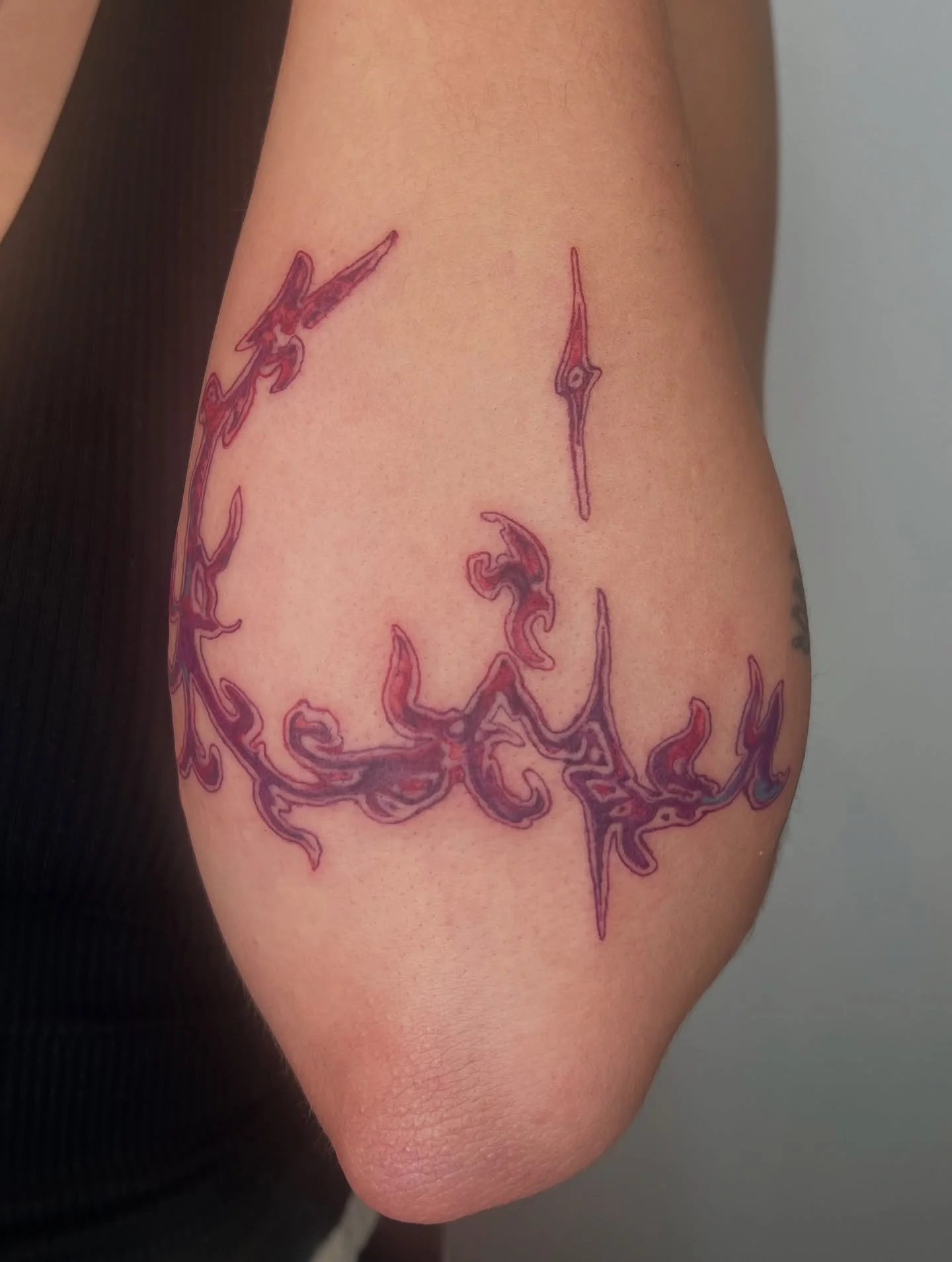 paris trade 🍒
thank you for the incredible nail extensions and convos @butterclawz 💓
so stoked that i tattooed this design!! also swipe to see me taming brat the cat with these nails 💅

#tattooartist #colourtattoo #tattootrade #londontattoo #tatto