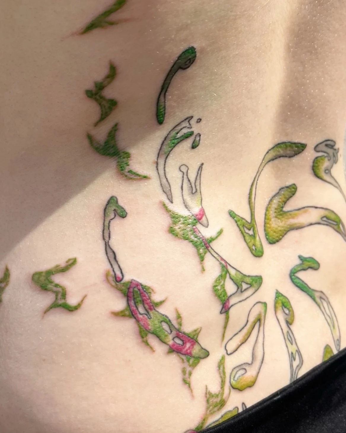 2 sessions spiral and trailing abstract~ blasting over back piece by another artist x 
swipe to see heal + freehand!

#londontattoo #colourtattoo #tattooideas #spiraltattoo #freehandtattoo #contemporarytattooing #tattooart #tattoodesign #tattooartist