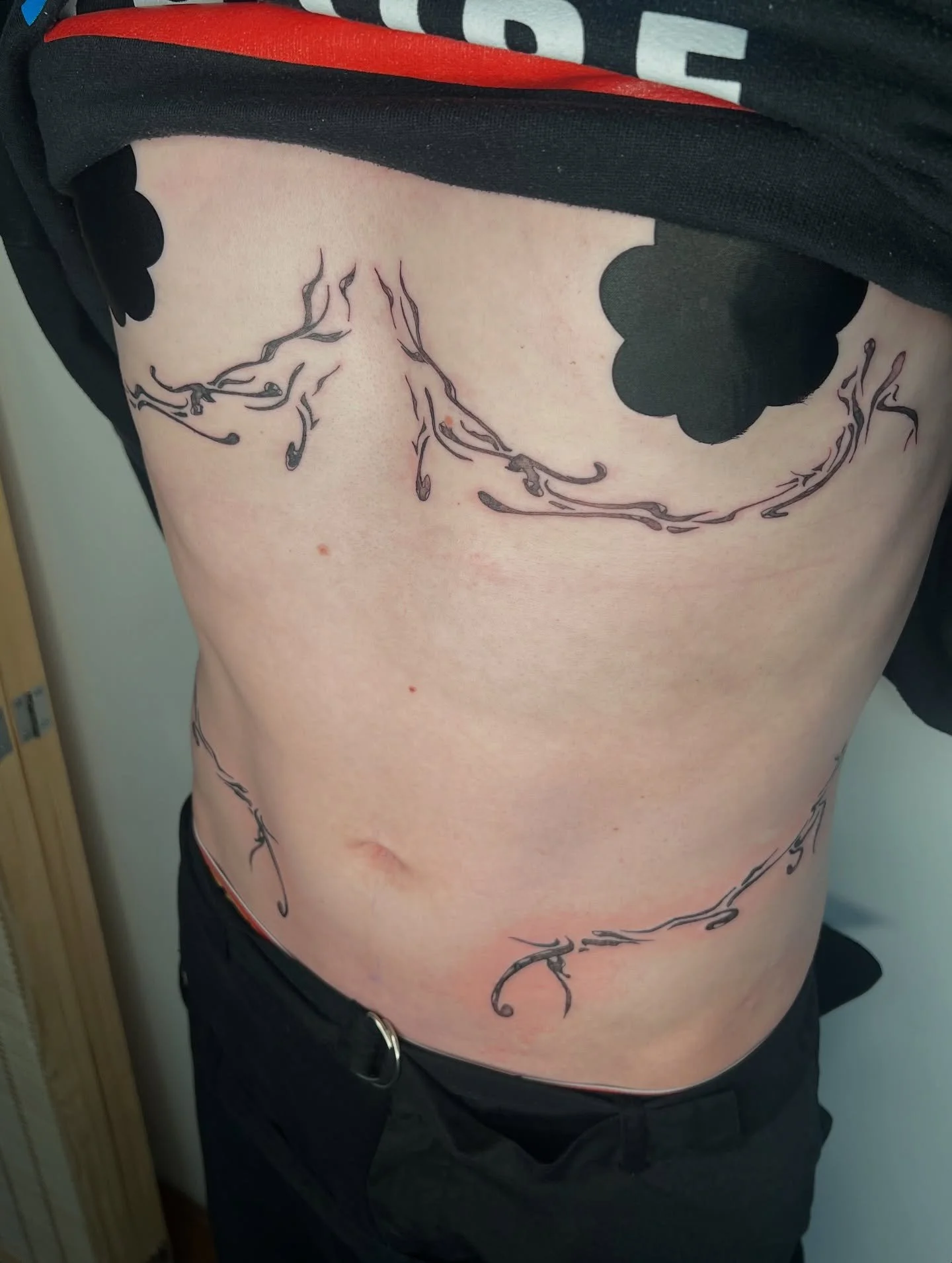 custom sternum and hip ornaments ꧂
thank you @egungun_tatu for having us 💓

#londontattoo #sternumtattoo #abstracttattoo #ornamentaltattoo #symmetricaltattoo #hiptattoo #organictattoo #customtattoo #paristattoo #tattooartist #tattooideas