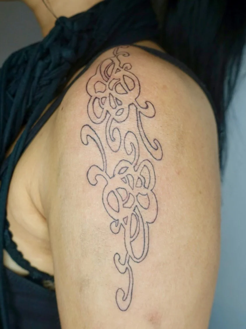 ꧁꧂꧁꧂꧁꧂
tattooed at @yaba.ldn with love~

#londontattoo #abstracttattoo #tattooart #contemporarytattooing #turkishtattooartist #queertattooartist #floraltattoo