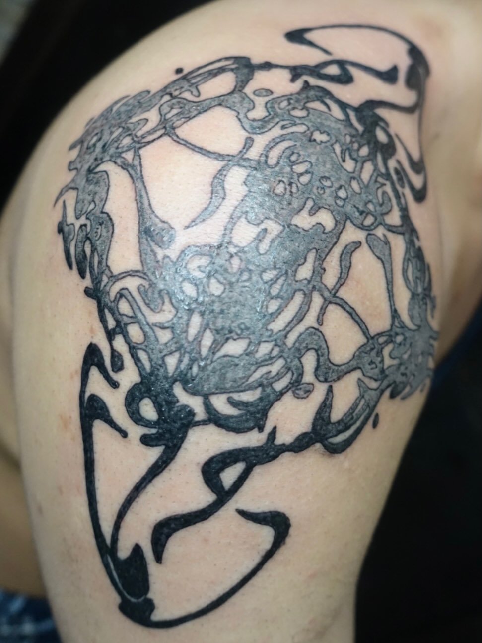 needless to say im obsessed with this !!!! i have more designs in this style on my highlights or can do a custom! DM for more info x

#londontattoo #abstracttattoo #biotribal #qttr #contemporarytattooing tattoo artist grey tattoo colour tattoo ideas 