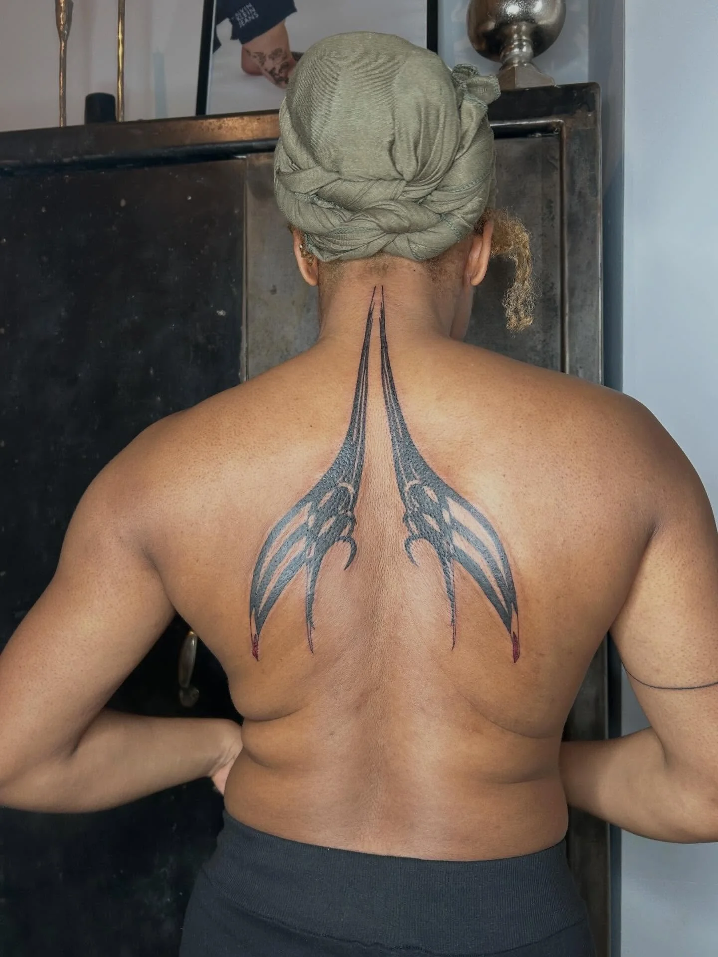 most gorgeous neo-tribal back piece ꧂
love symmetry <333
always happy to include any colour in any of my designs!

#londontattooartist #tribaltattoo #backpiece #backpiecetattoo #contemporarytattooing trending tttism qttr