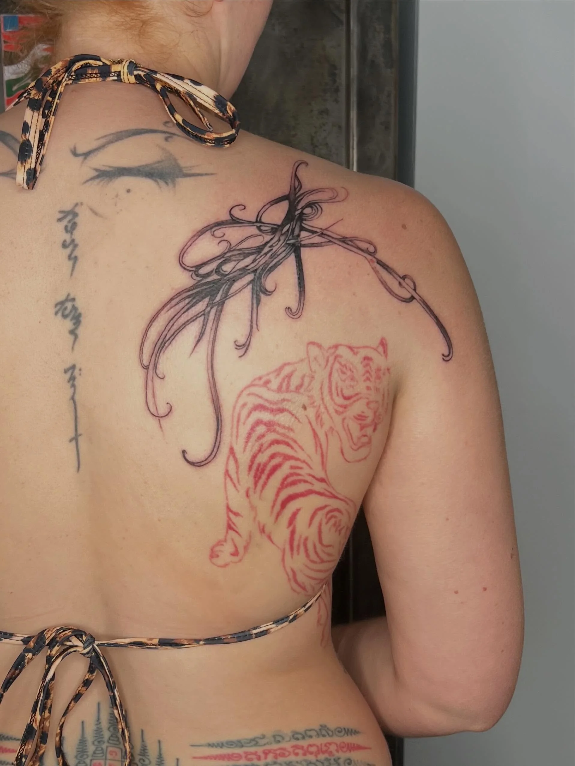 upper back addition to this lovely collection 💌
abstract foreverrr
#londontattoo #abstracttattoo #fyp #finelinetattoo #tttism