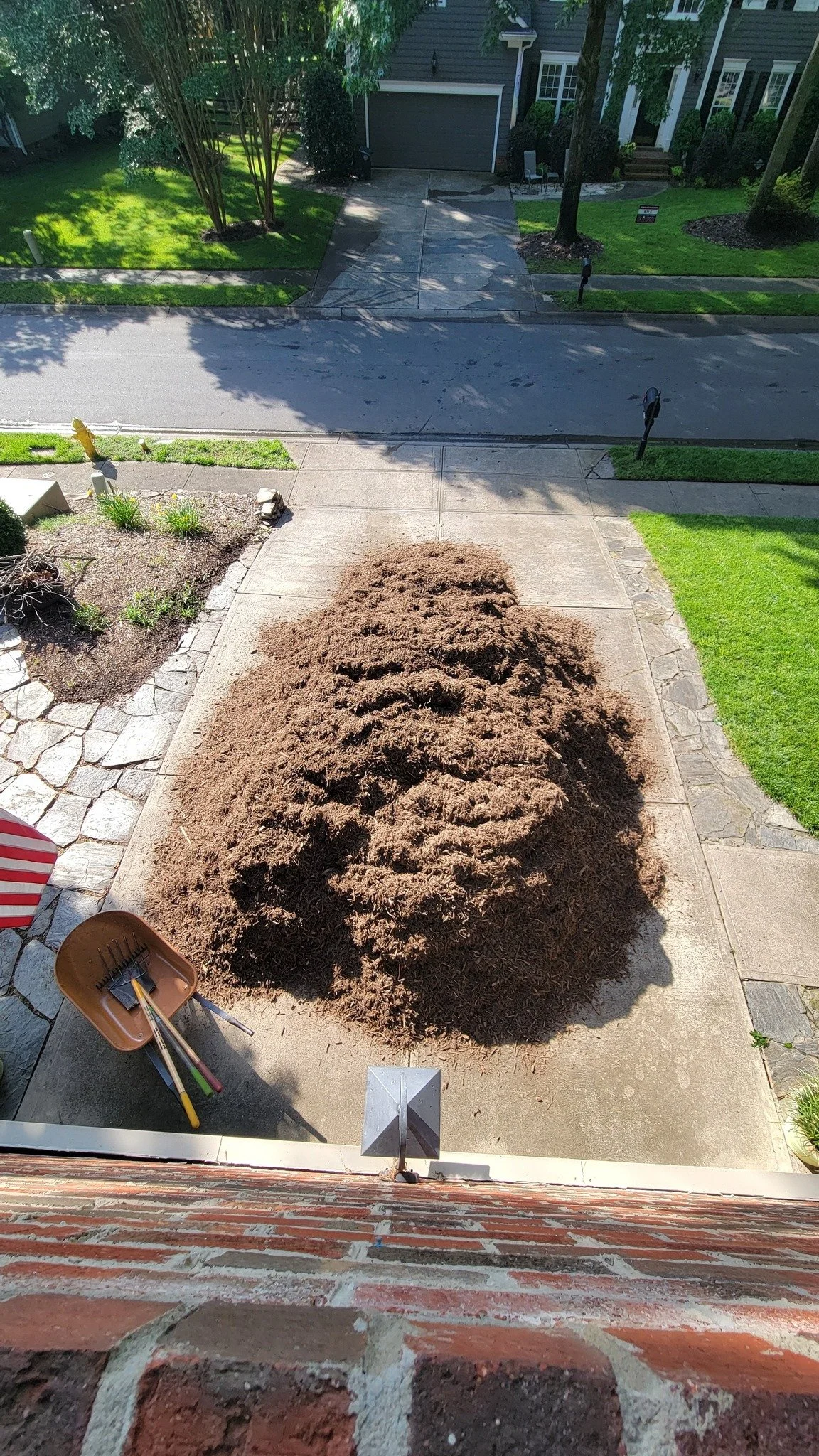 Wallace Farms incoming with 12yds of double hammered hardwood mulch 💪🏻

C is going to hate that he's got a "Virtual Learning Day" today 🤣