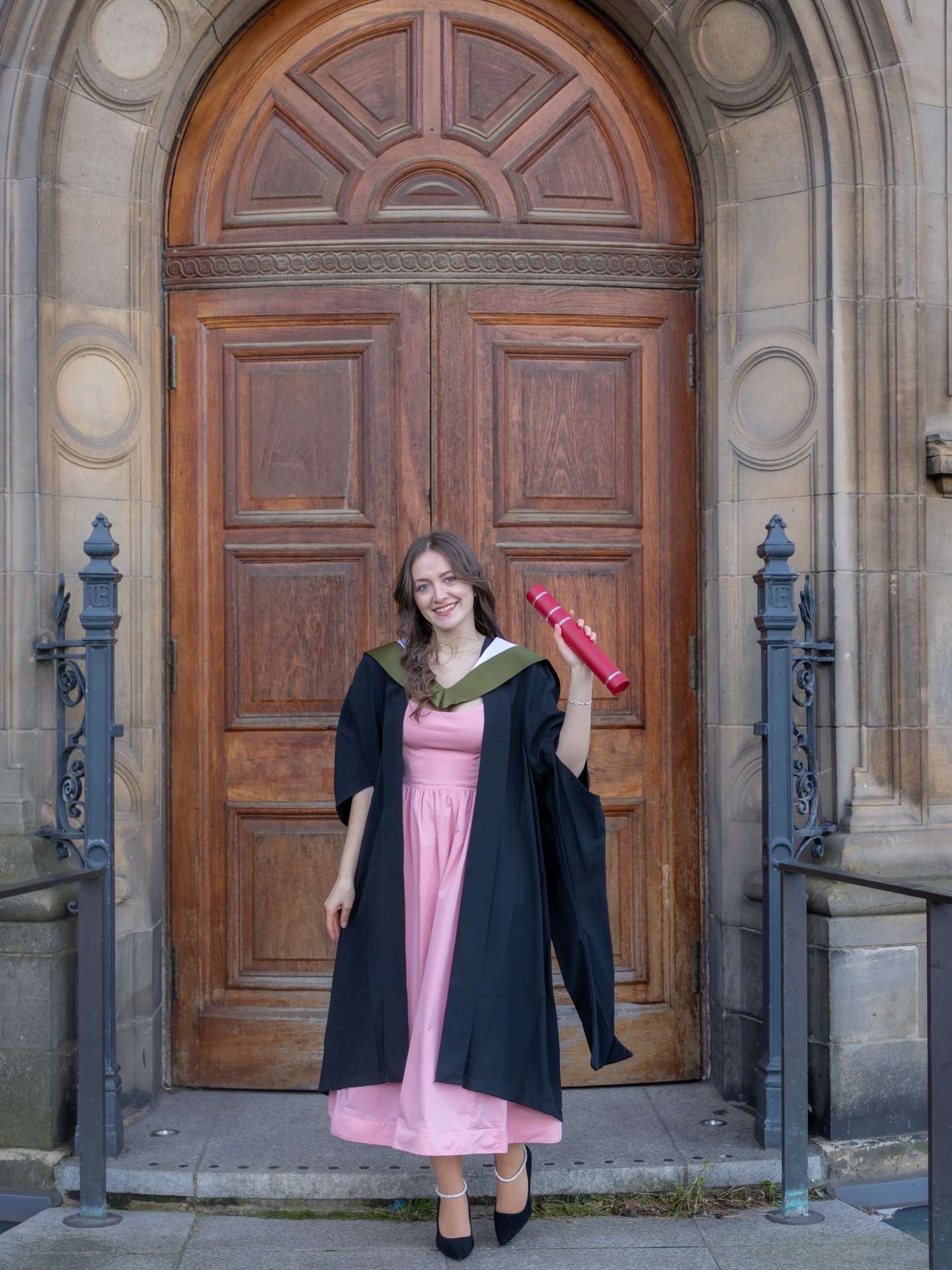 Another incredible graduate in front of my lens! 🎓📸 

Congratulations to all the graduates from @edinburghuniversity&rsquo;s winter graduations ❄️! 

#edinburghgrad #scotland #photographer #portraitphotographer #graduationshoot