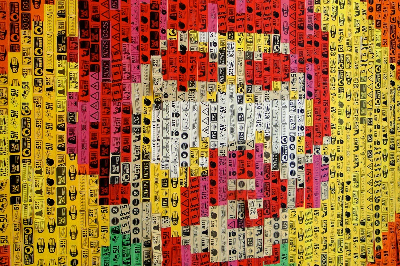 Colagem de peças de fita de medição tradicionais em cores variadas, formando um mosaico.