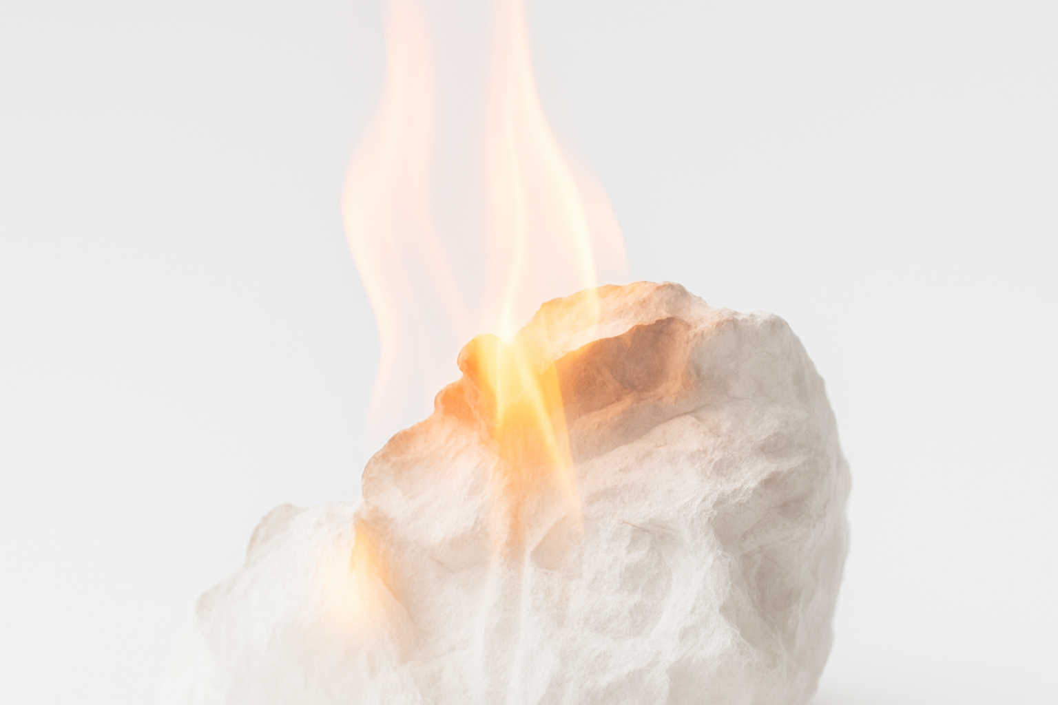 Pedaço de rocha com fogo e fumaça saindo do centro, fundo branco