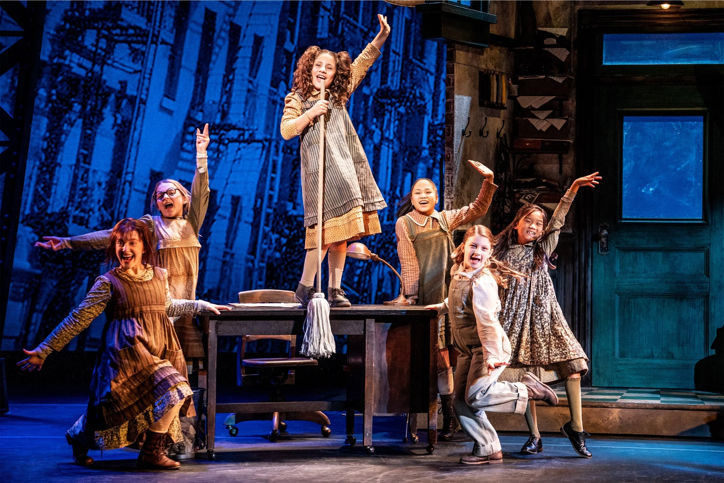 0007 - Sophie-Stromberg,-Vivianne-Neely,-Valeria-Velasco,-Kenzie-Rees,-Riglee-Ruth-Bryson-and-Bronte-Harrison-in-the-National-Tour-of-ANNIE.-Photo-Credit%3a-Matthew-Murphy-and-Evan-Zimmerman-for-MurphyMade - --Web.jpg