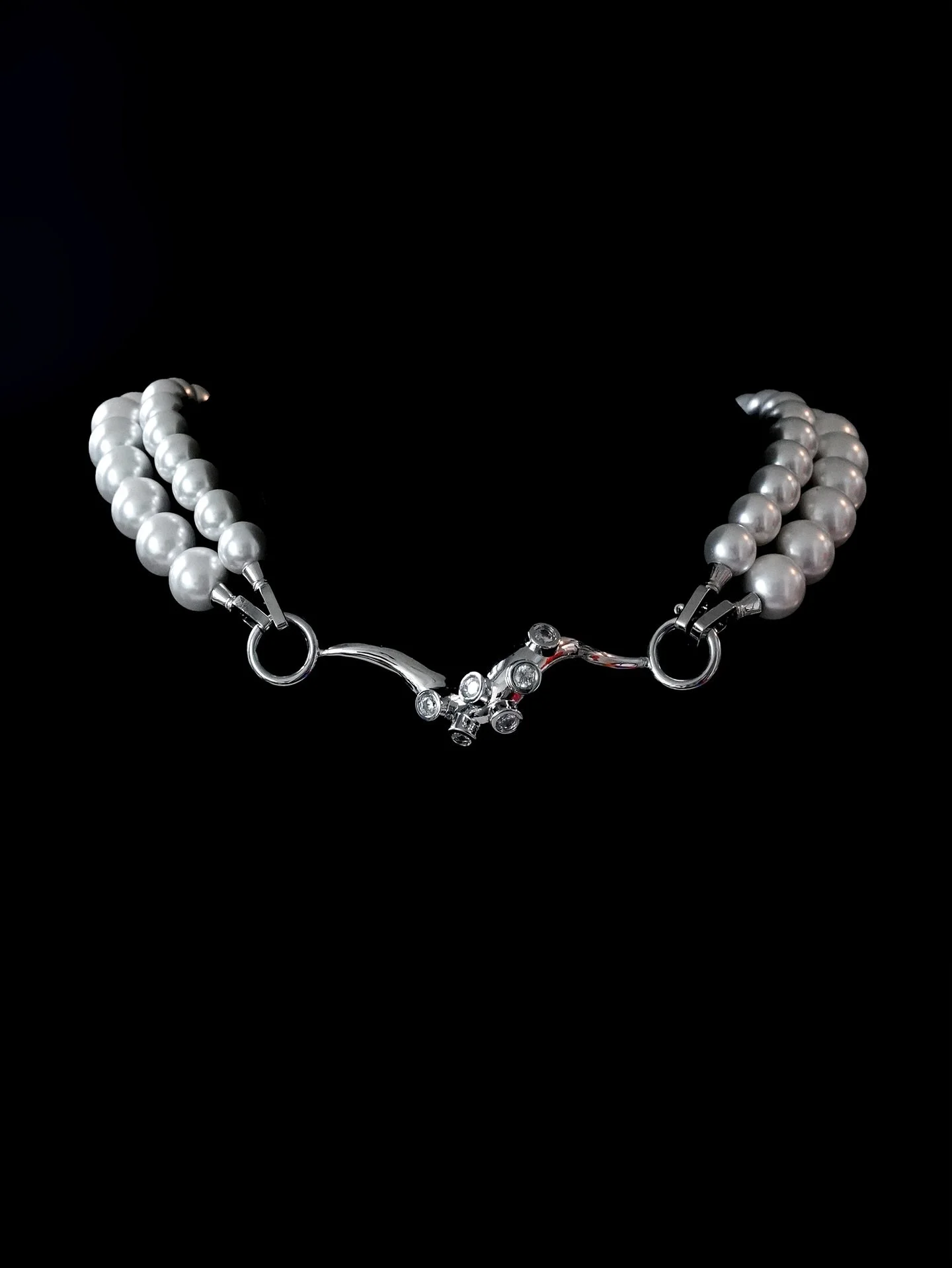 Kraken’s Pearl Choker
Double-stranded pearl necklace. Each component is detachable. 
You can wear it as a single pearl necklace, or detach the main piece and replace it with your keychain. I will also introduce more diverse designs,simply purc