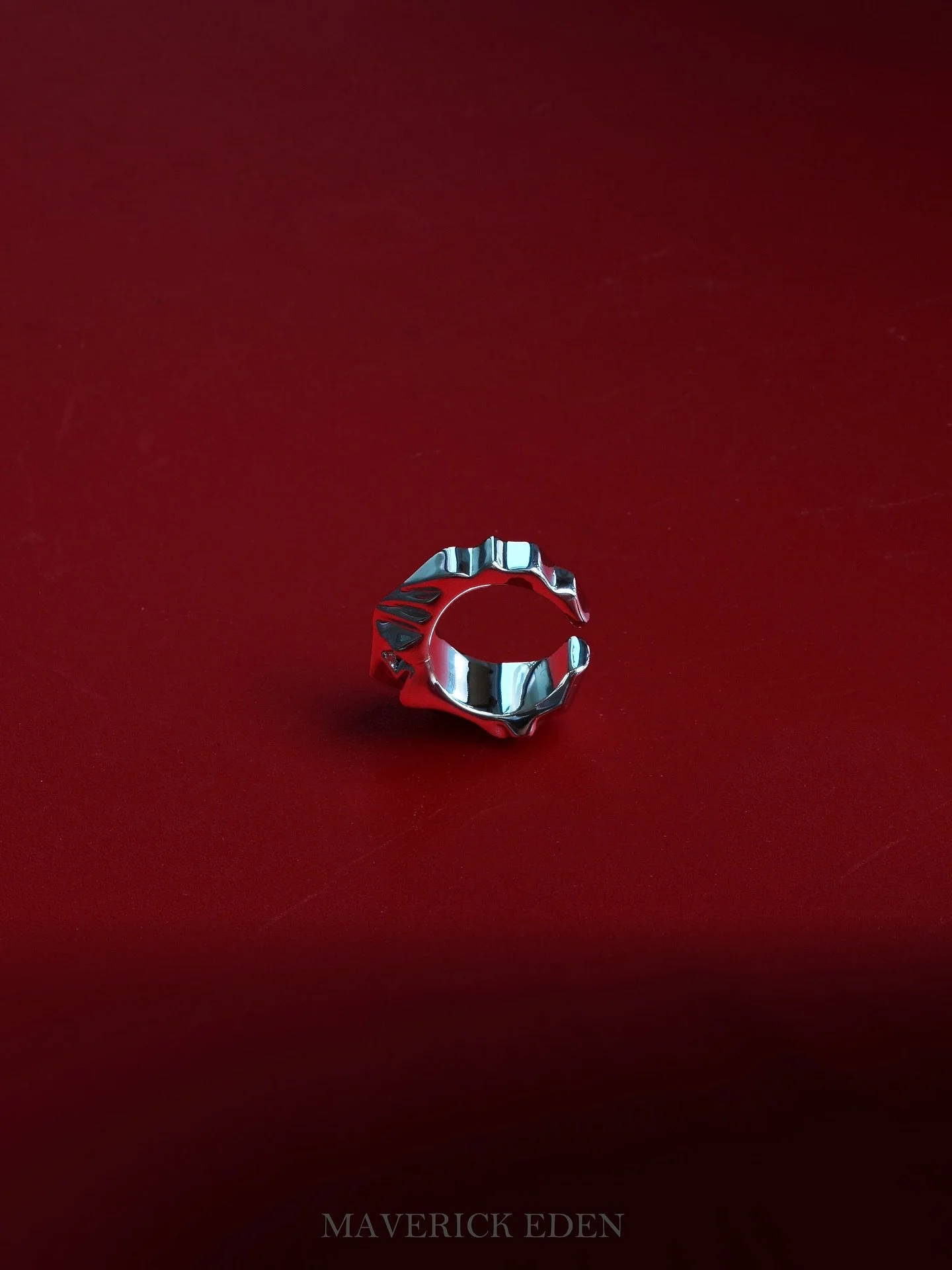 Icy silver. Sharp. Fluid. Free.
#pinkyring #earcuff 
.
.
.
.
.

#Glacier #minimalism #EarCuff #PinkyRing #Accessories #JewelryDesign #ContemporaryJewelry #ArtisanJewelry #JewelryAddict #JewelryLover #FashionJewelry #JewelryInspo #UniqueJewelry #Moder