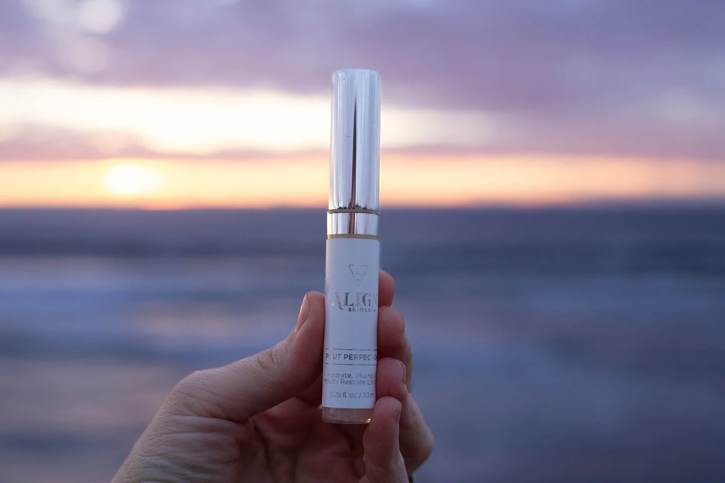 💋POUT PERFECTION💋 Perfect your pout this summer with this product✨
Lip gloss with tripeptide-28 and vitamin B3 for instant and long-term plumping. This plumper contains Marine Tripeptide Discs which stimulates collagen and hyaluronic acid!  #skingo