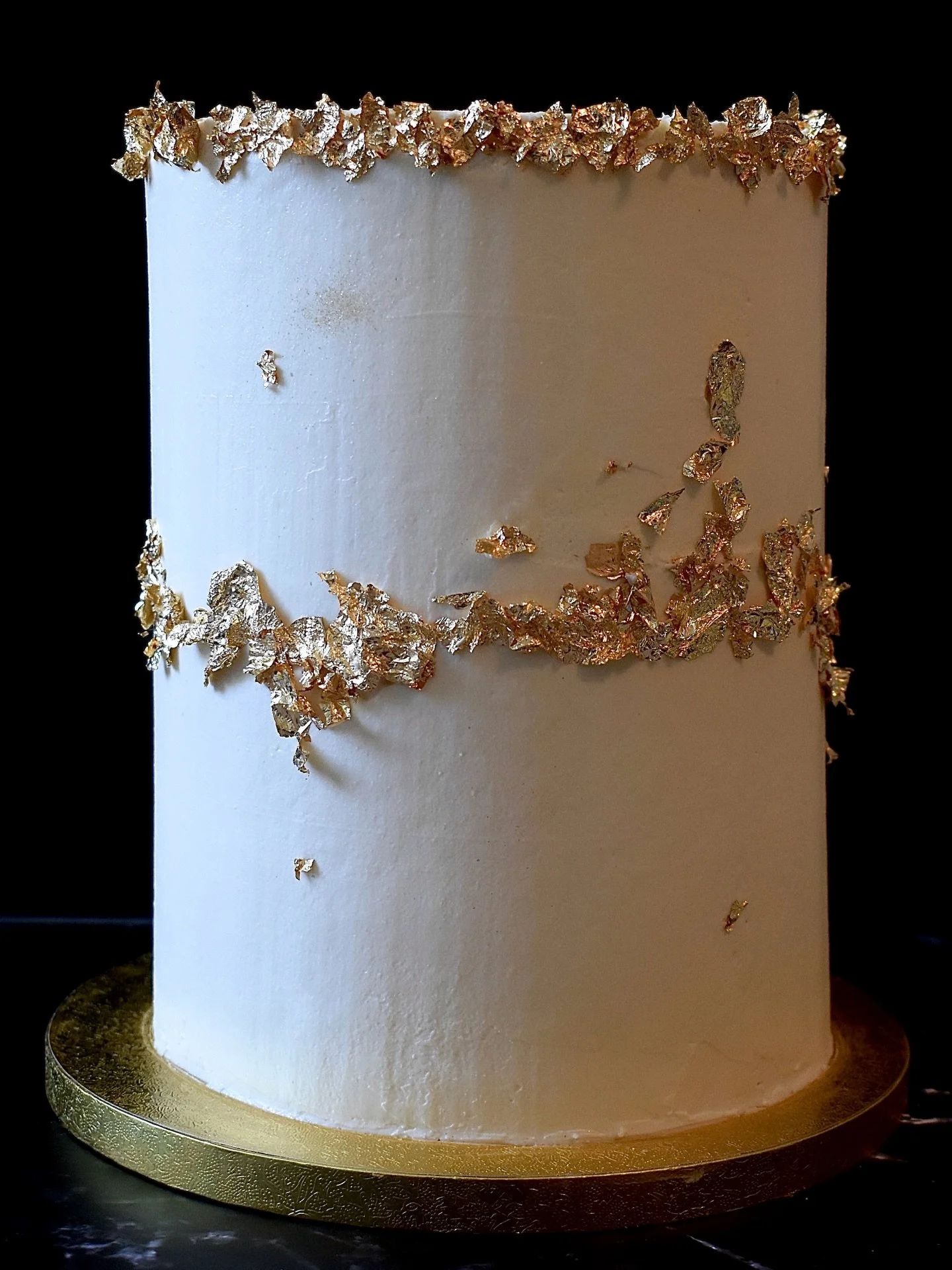 idk about you but I&rsquo;m a sucker for gold leaf 😍

this piece was a cardamom crumb with a cinnamon cream cheese frosting filling, coated with vanilla buttercream and loads of gold leaf and gold shimmer spray - rich on the inside, richer on the ou