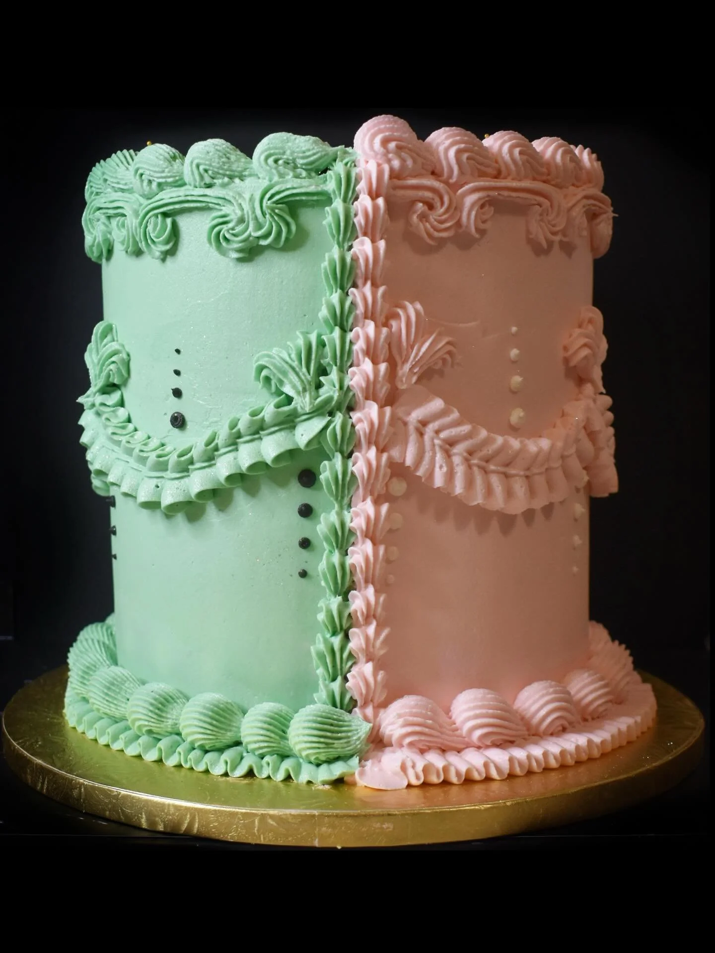 the most Wicked cake of all 💚🩷

I&rsquo;m in love, I&rsquo;m obsessed, I&rsquo;m SO happy I finally got to make this one! 

THE DETAILS: 
&bull; matcha crumb 
&bull; strawberry buttercream filling
&bull; fresh strawberries 
&bull; vanilla buttercre