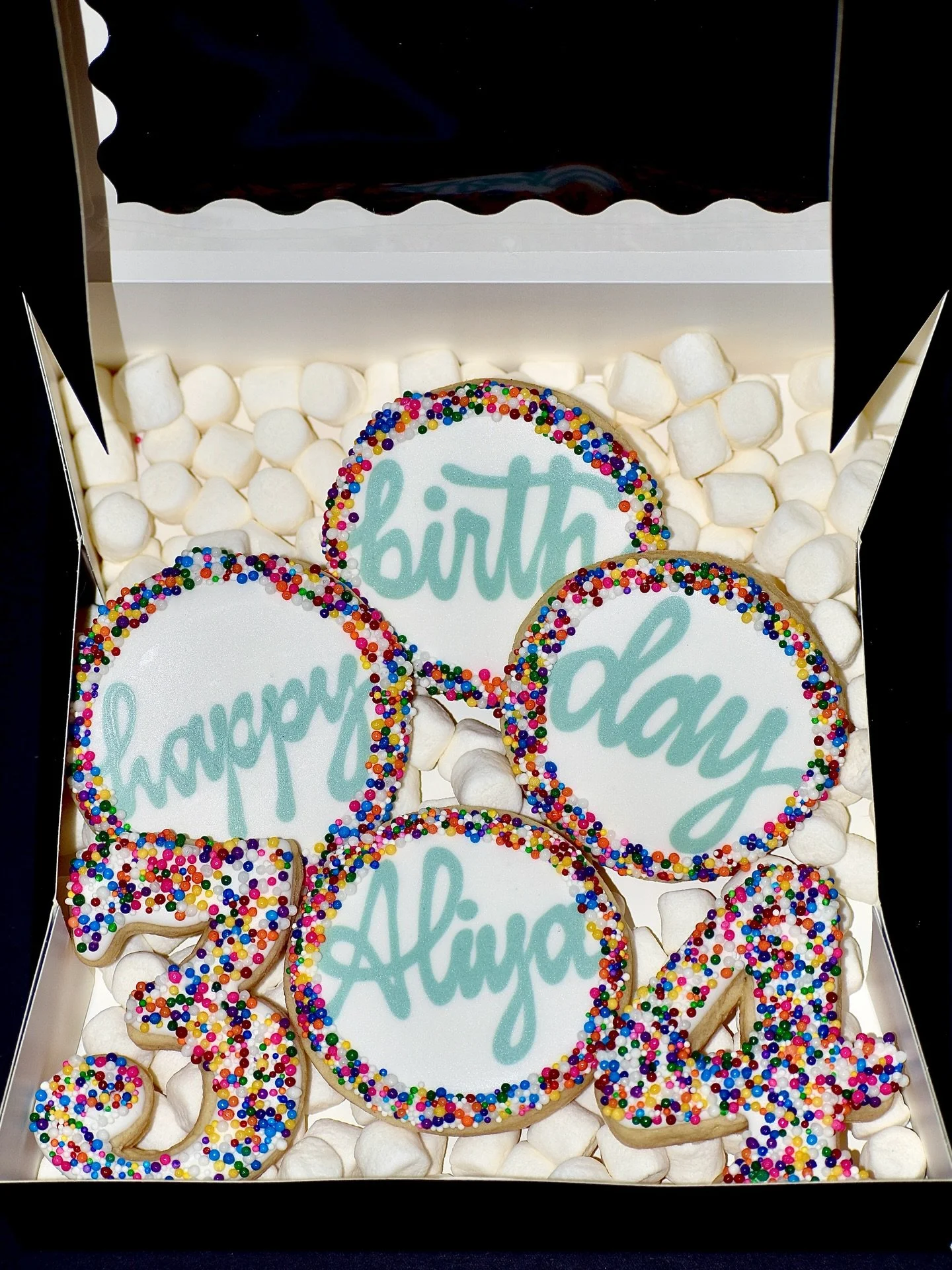the viral dot cake but make it dot sugar cookies instead 🍭

loving this cutie little birthday box I put together for a friend&rsquo;s 34th 🎉