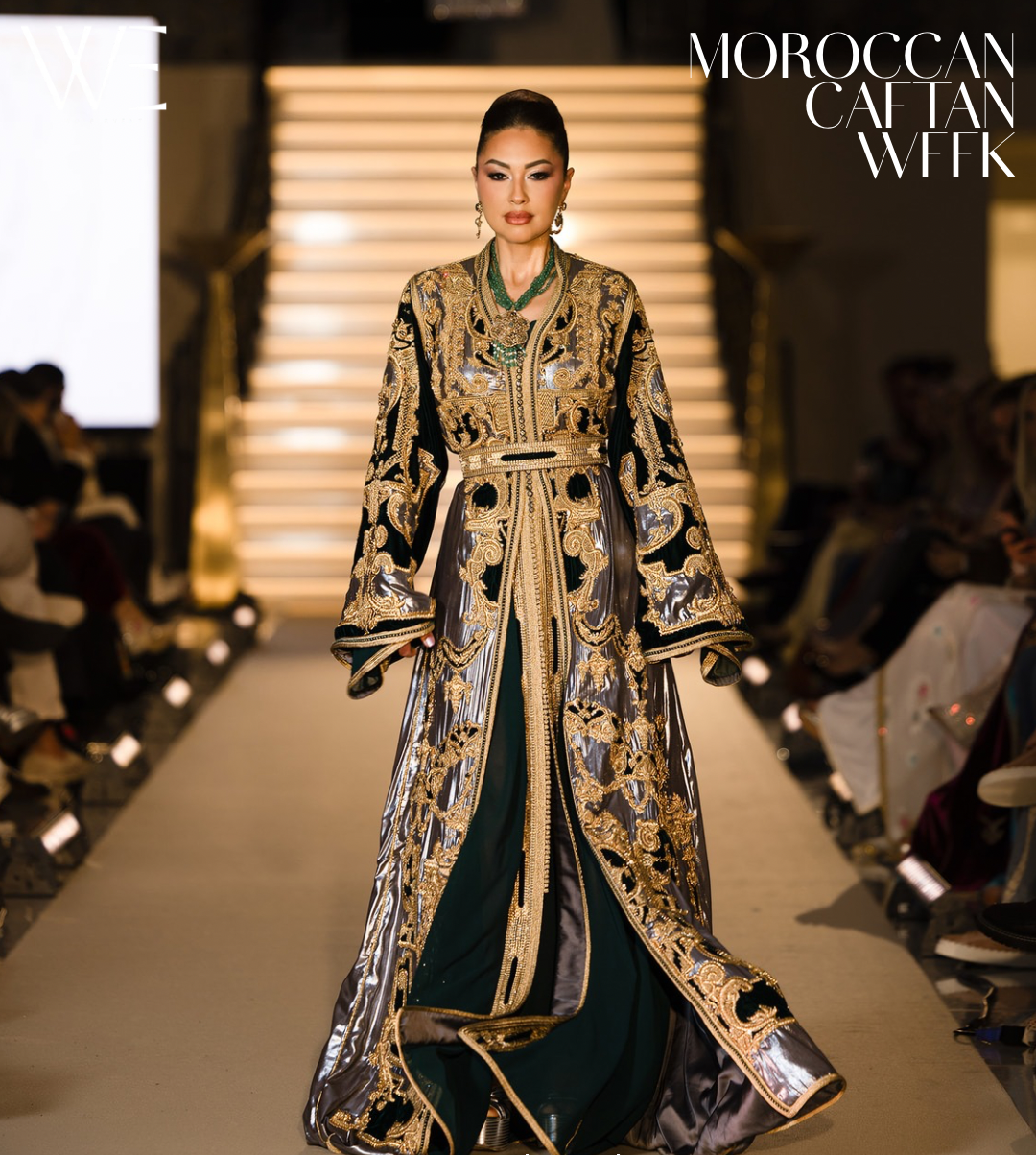 Une mannequin défilant sur le catwalk lors de la Moroccan Caftan Week, portant une robe traditionnelle richement ornée de broderies dorées et de détails élaborés.
