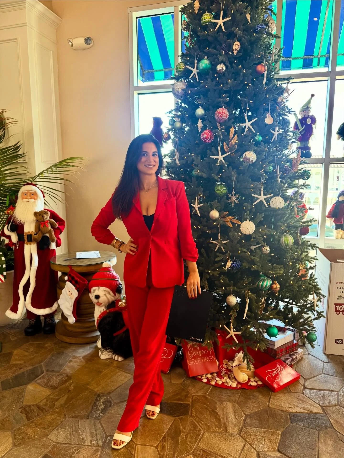 Happy Holidays to all my fellow Realtors 🏠☀️🔔 🎄 🤍🕎