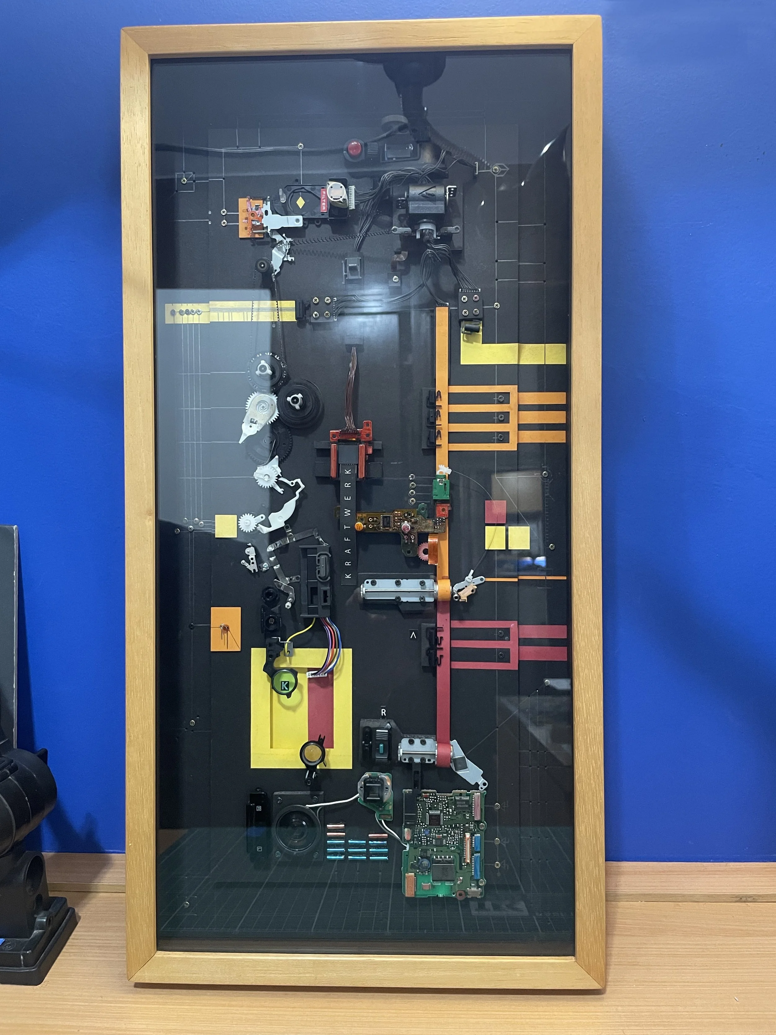 Krafteight - Técnica mista, objetos encontrados, câmera High8 desmontada