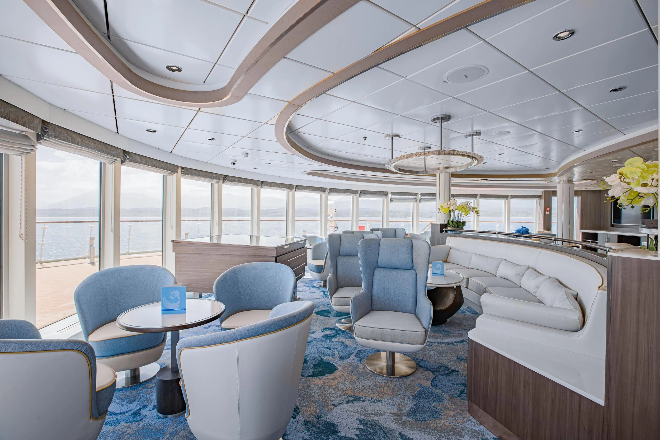 Cruiseship_OceanVictory_Observers Lounge_AE_SMALL.jpg