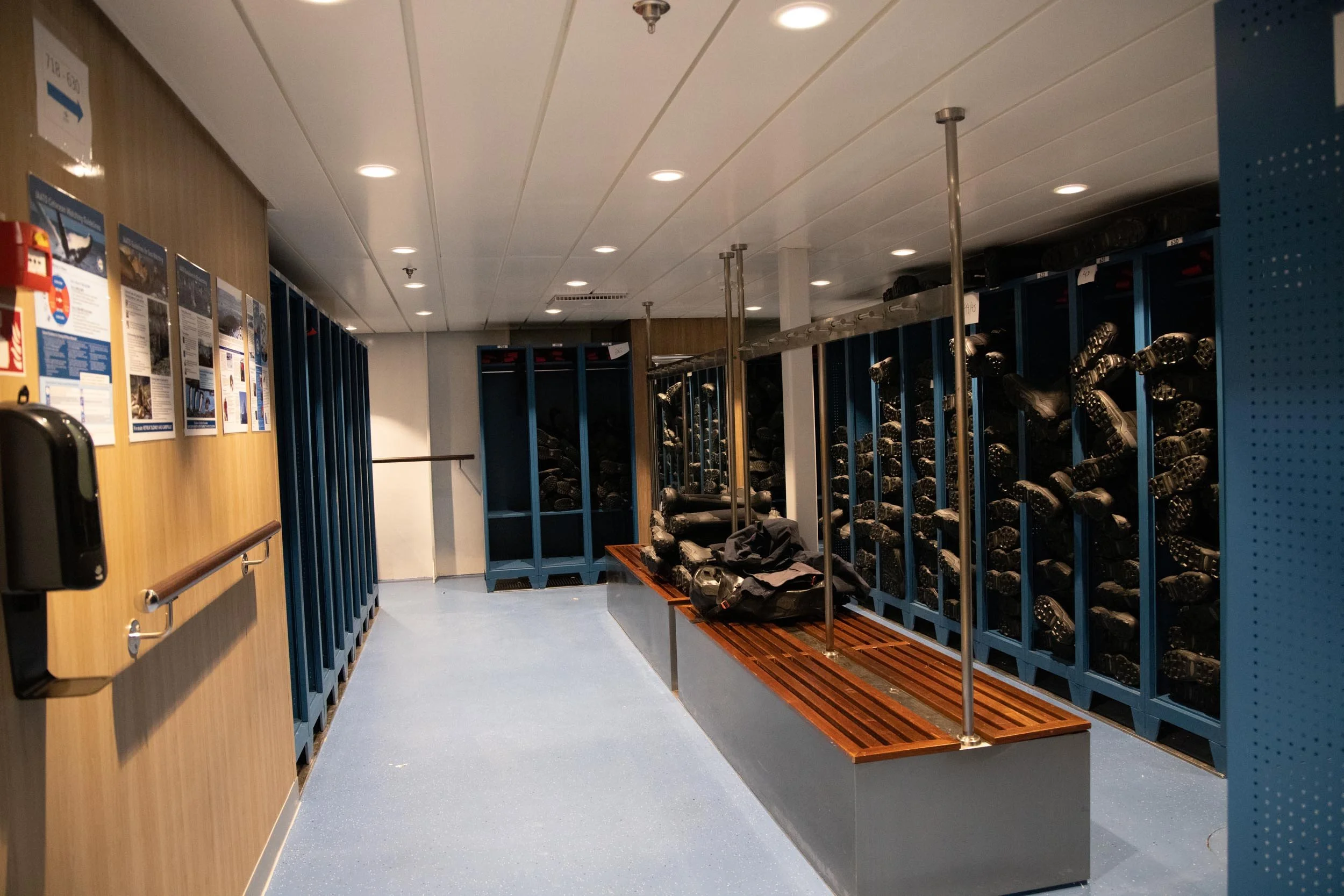 Cruiseship_OceanVictory_Mudroom_Deck3_08_AE_SMALL.jpg