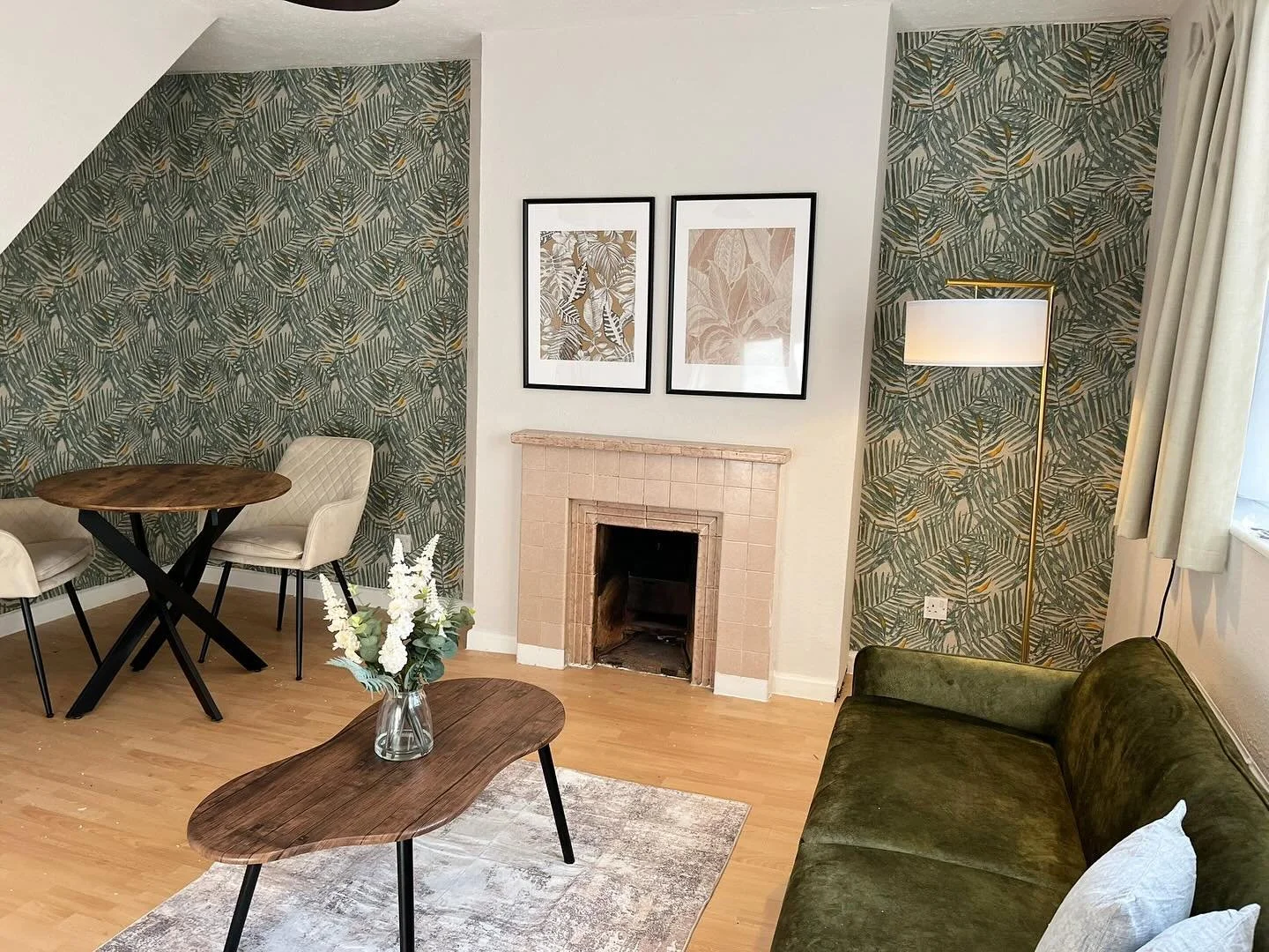 &lsquo;Somewhere between half a set up and a full set up&hellip;&rsquo; 🤝 understood!

The team were in London today wallpapering and installing the furniture/soft furnishings into this property - not one of our &lsquo;full set ups&rsquo; until the 