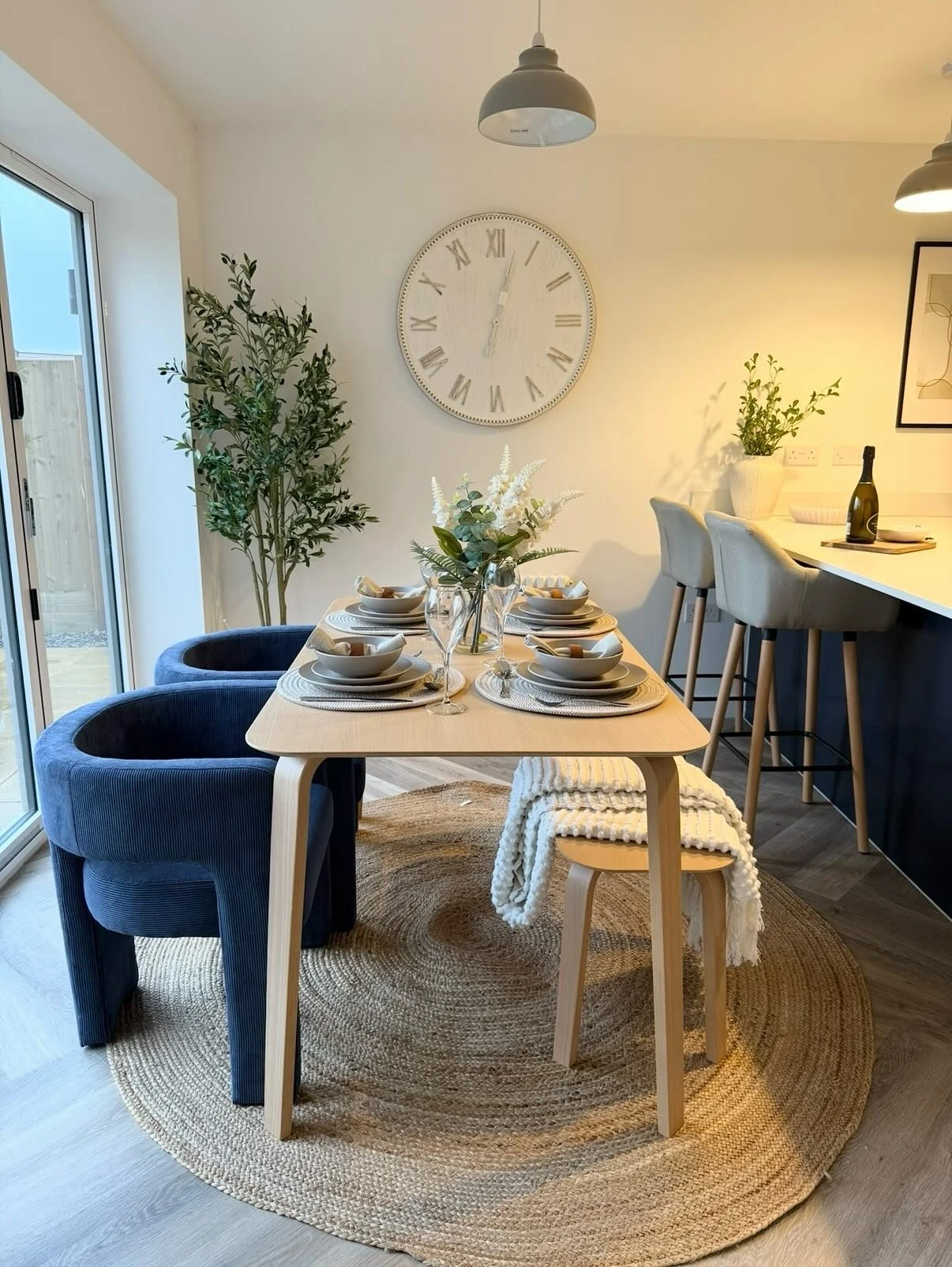 Our latest staging for sale reveal! 👀 

Absolutely loved staging this beautiful new build for Torsion Homes 😍 🔵🟤⚪️
