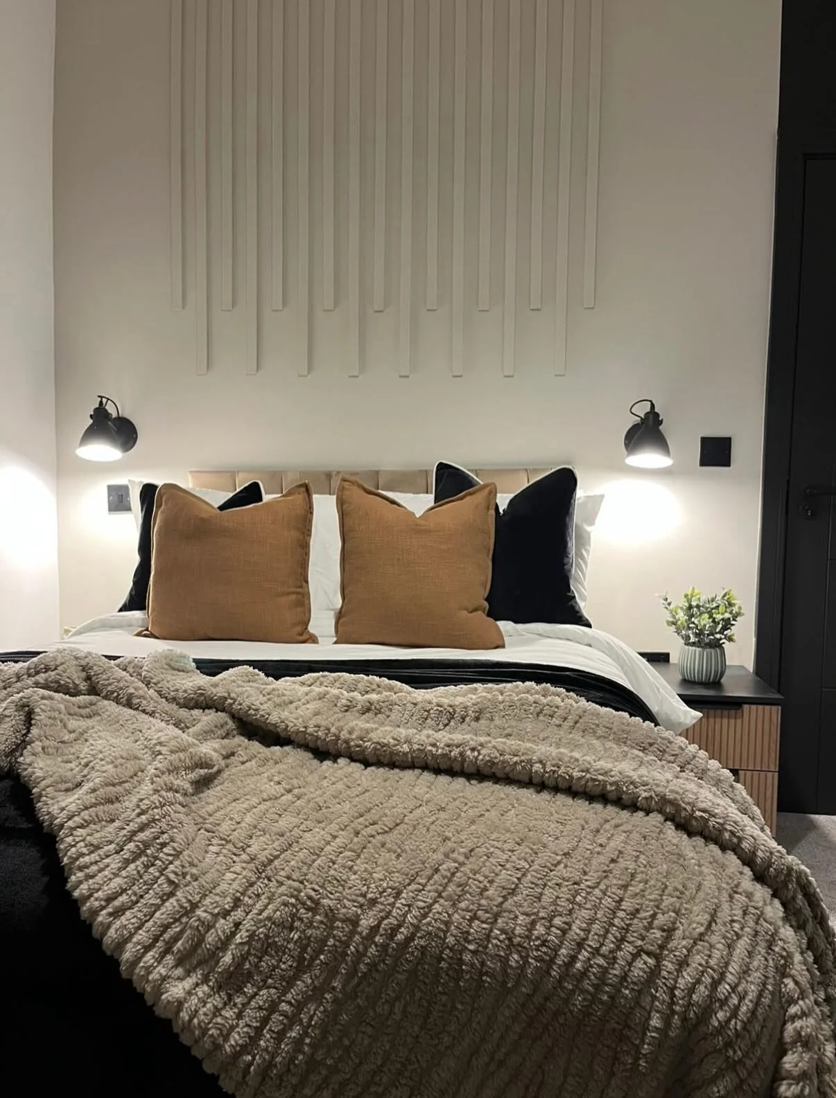 A little look at our recent 7 bed HMO install in Yeovil 📍 

HMOs are quite logistically challenging to furnish, with tight stairs and attic/basement bedrooms or living rooms. This is why you absolutely should outsource this headache - to us 🤣 we lo