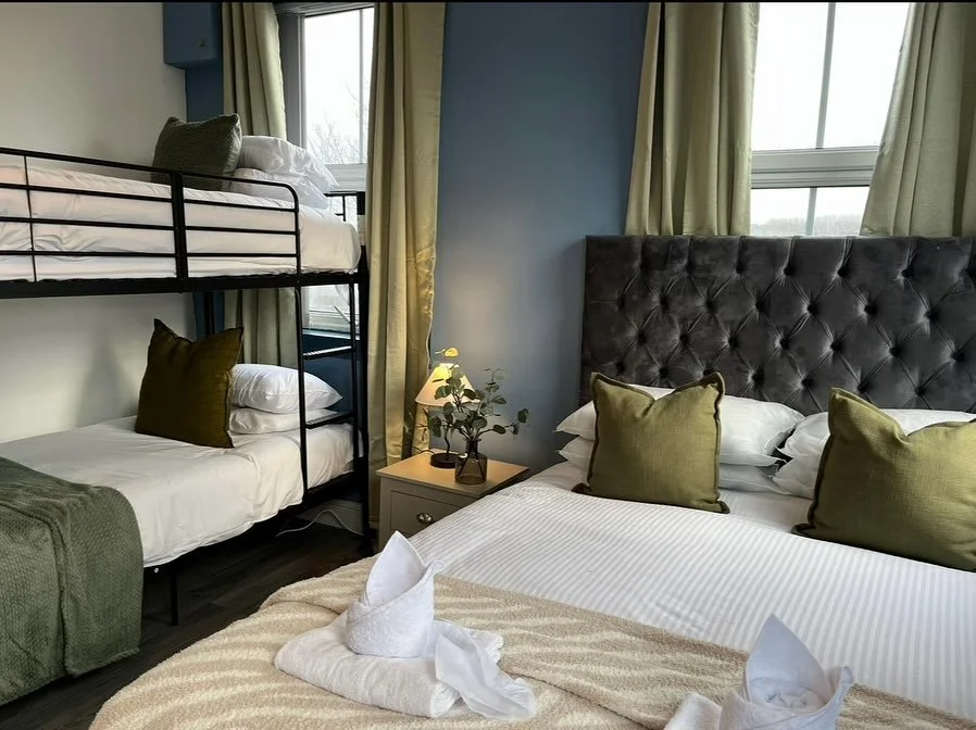 Well in true Signature style&hellip;the last week before we finish for Christmas is shaping up to be one of the busiest ever 😂

We have a total of 12 properties to set up this week and our team are working hard - half way through 💪🏻

Here are a mi