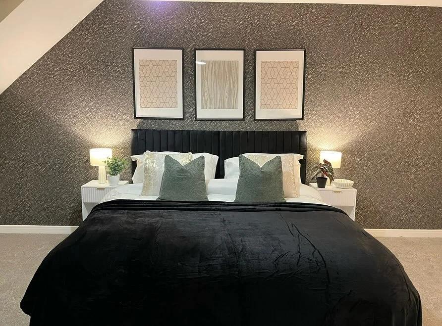 Todays SA set up - 4 bed in Bristol ✨

Wallpapered, furnished, staged ✅