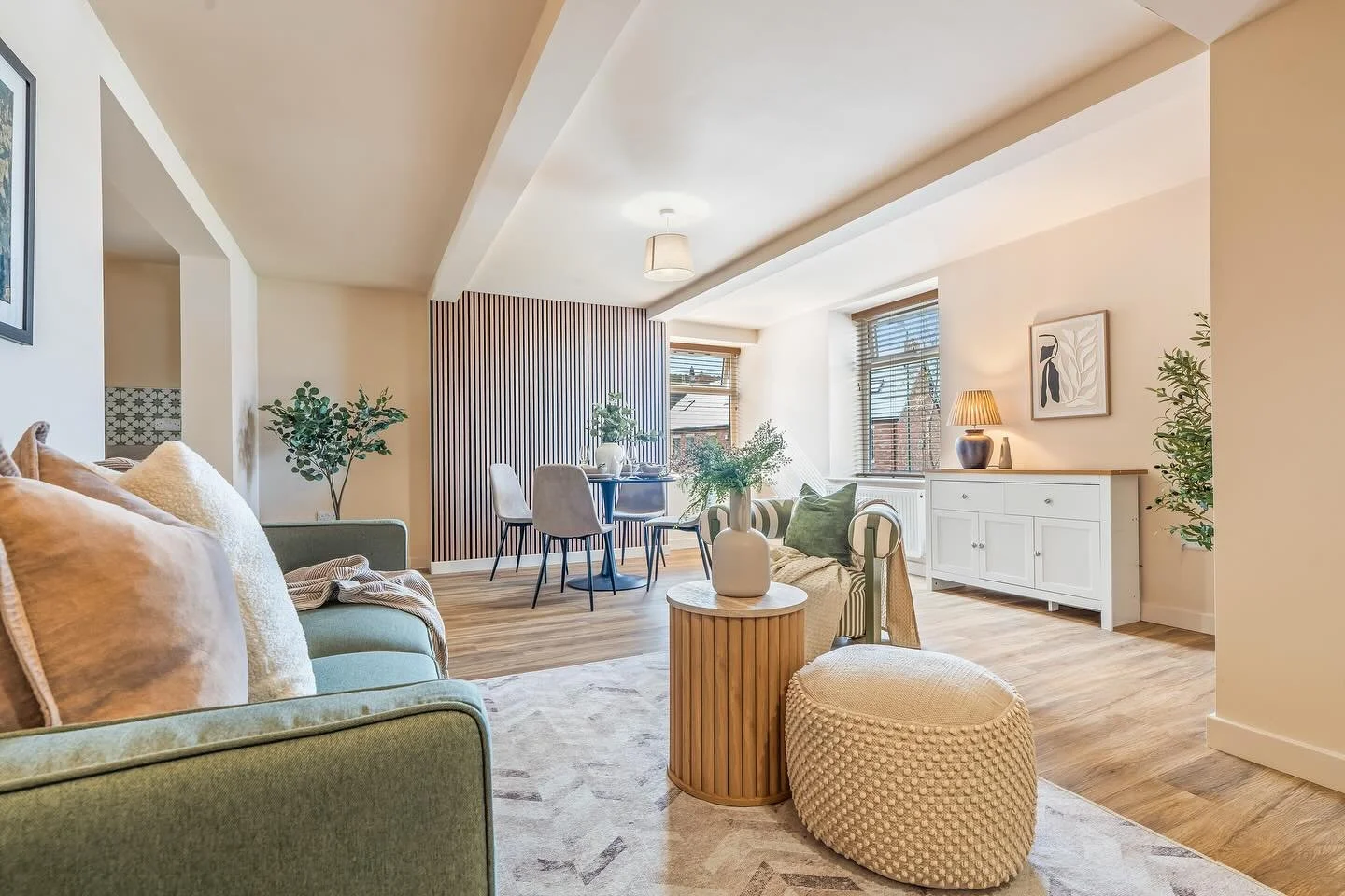 Introducing our latest Staging for Sale - a 3 bed in Manchester 😍🏡 

Why would you try to sell your property without us? 😉

Captured beautifully by @f9mediauk 📸 💥