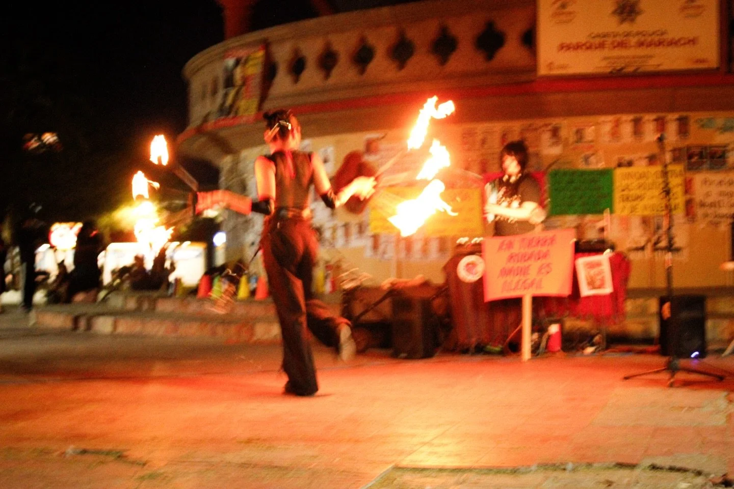 Domingo en Parque del Mariachi con @comidasinfronteras_mxl 💌💌
Un plato de comida lleno de amor, talleres, m&uacute;sica, resistencia, danza y mucha comunidad !!!!!