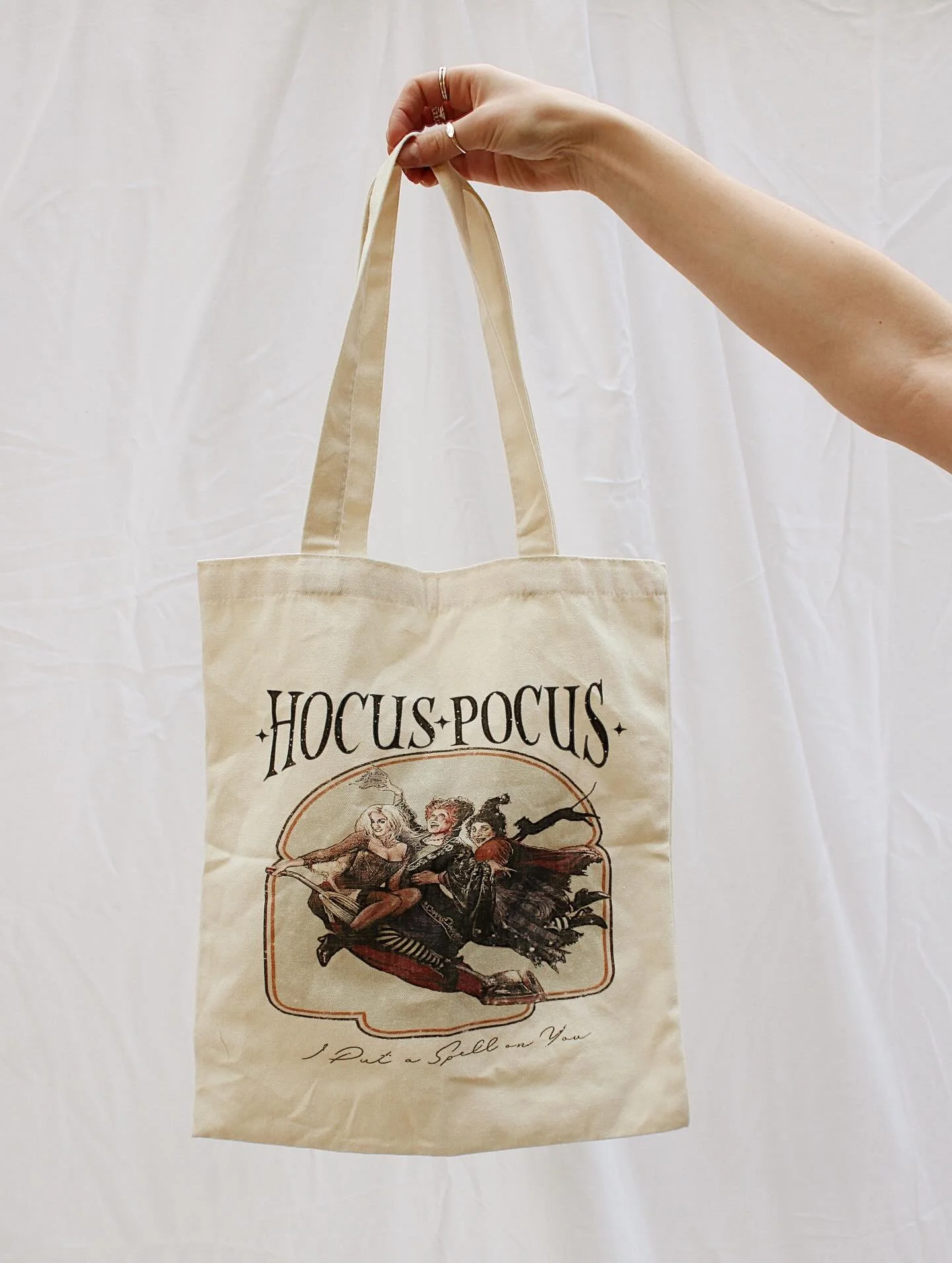 1️⃣Hocus Pocus tote — for your spells, snacks, and whatever else your autumn nights demand 🔮
2️⃣ Handmade vintage tote — grandma couch energy, cozy corners, and whispered stories tucked into every stitch.
Which one is calling your name?