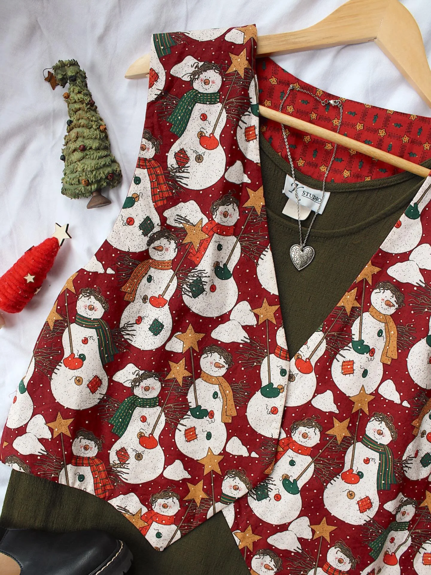 Do you really need a handmade 90s vintage reversible Christmas vest? Yes, the answer is always yes. ☃️ #christmasvest #holidayoutfits #90sfashion #90schristmas #ootd