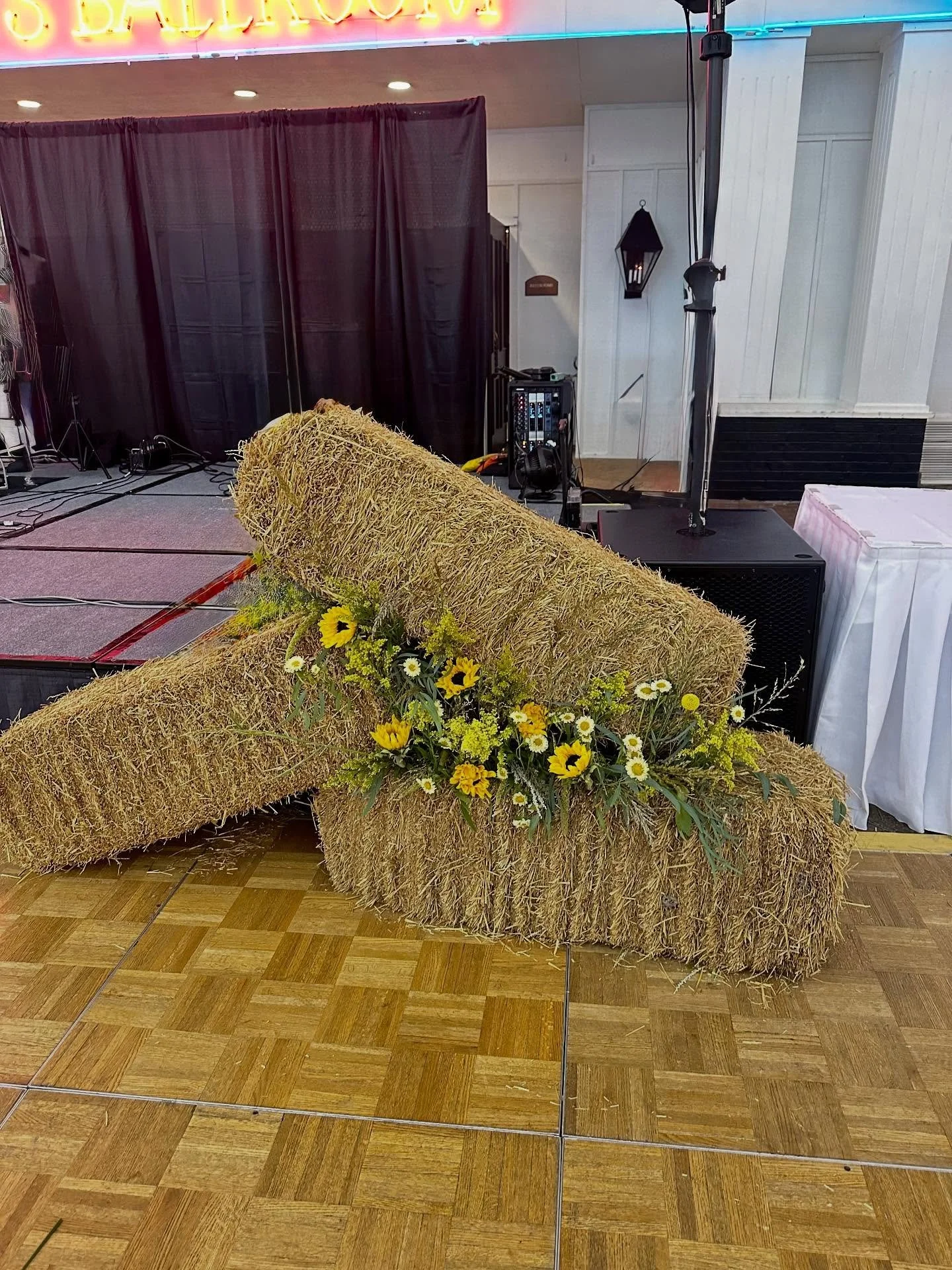 Blooming bales 🌾 &bull;
&bull;
&bull;
&bull; 
#florist #dfwweddings #dallasflorist #dallasweddings #weddingflorist #dfwweddingflorist #northtexasbrides #bridesofnorthtexas #luxuryweddings #luxuryweddingflowers