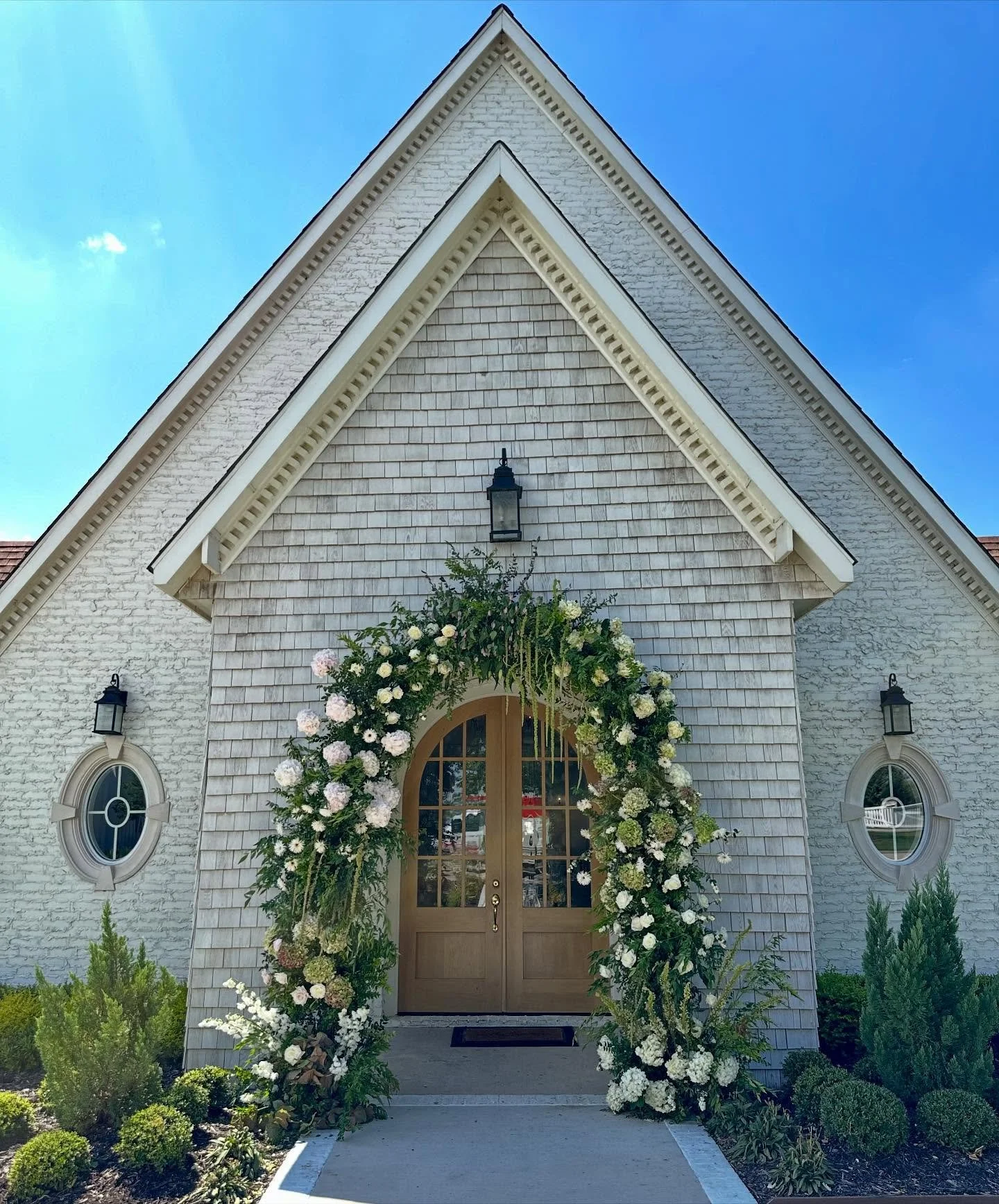 The most beautiful arch🌿🌸✨ &bull;
&bull;
&bull;
Freelanced for @goldengirlfloralco