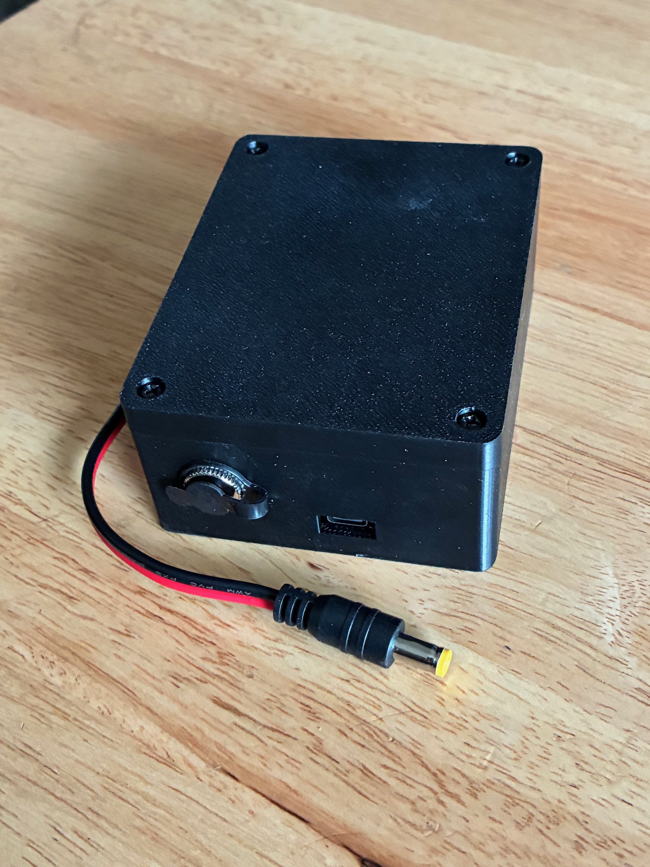 Universal UPS 5V 2A using 2 x 18650 batteries (no batteries included)