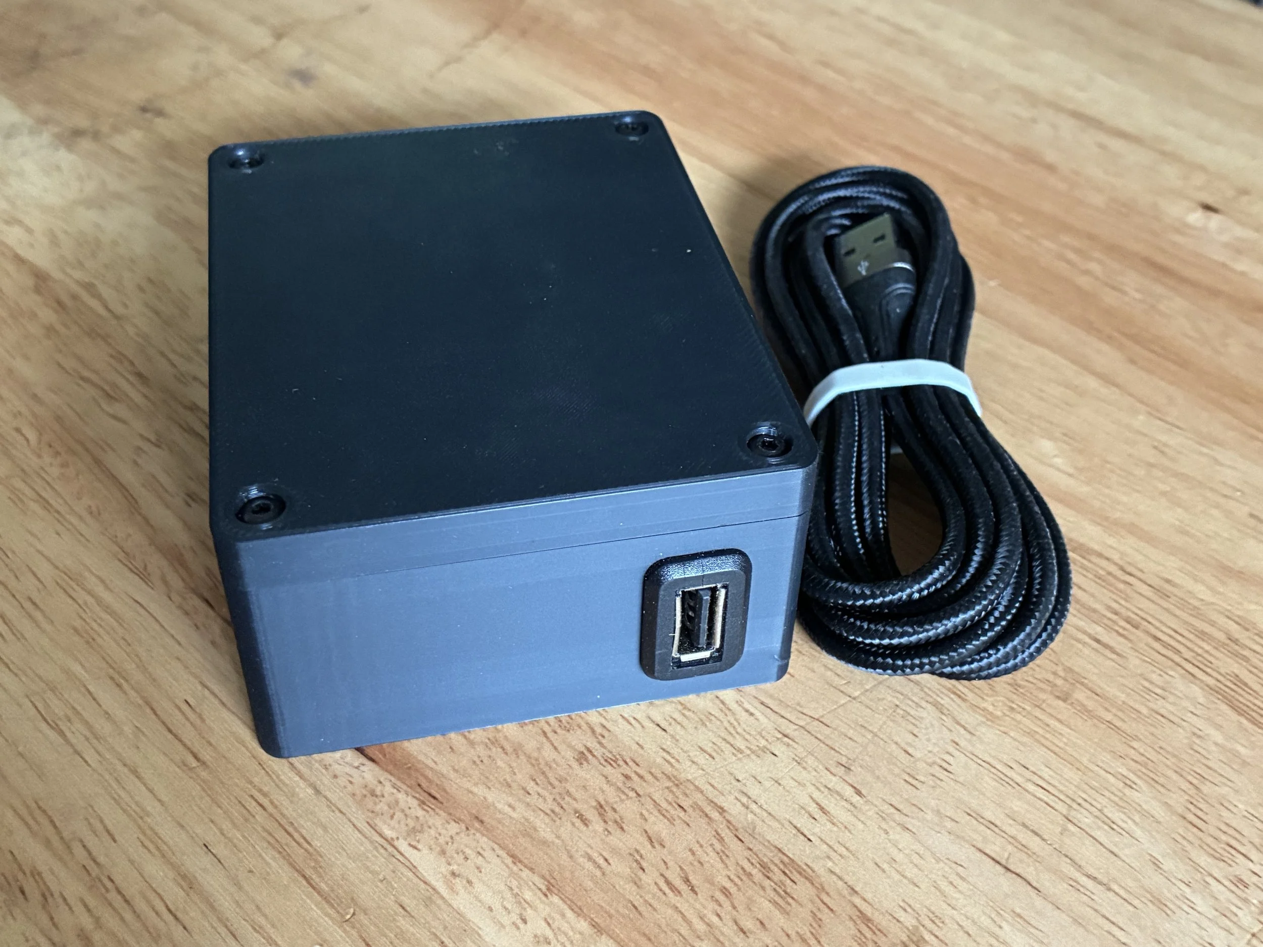Universal UPS 5V 2A including 2 x 18650 batteries and USB-A to USB-C cable