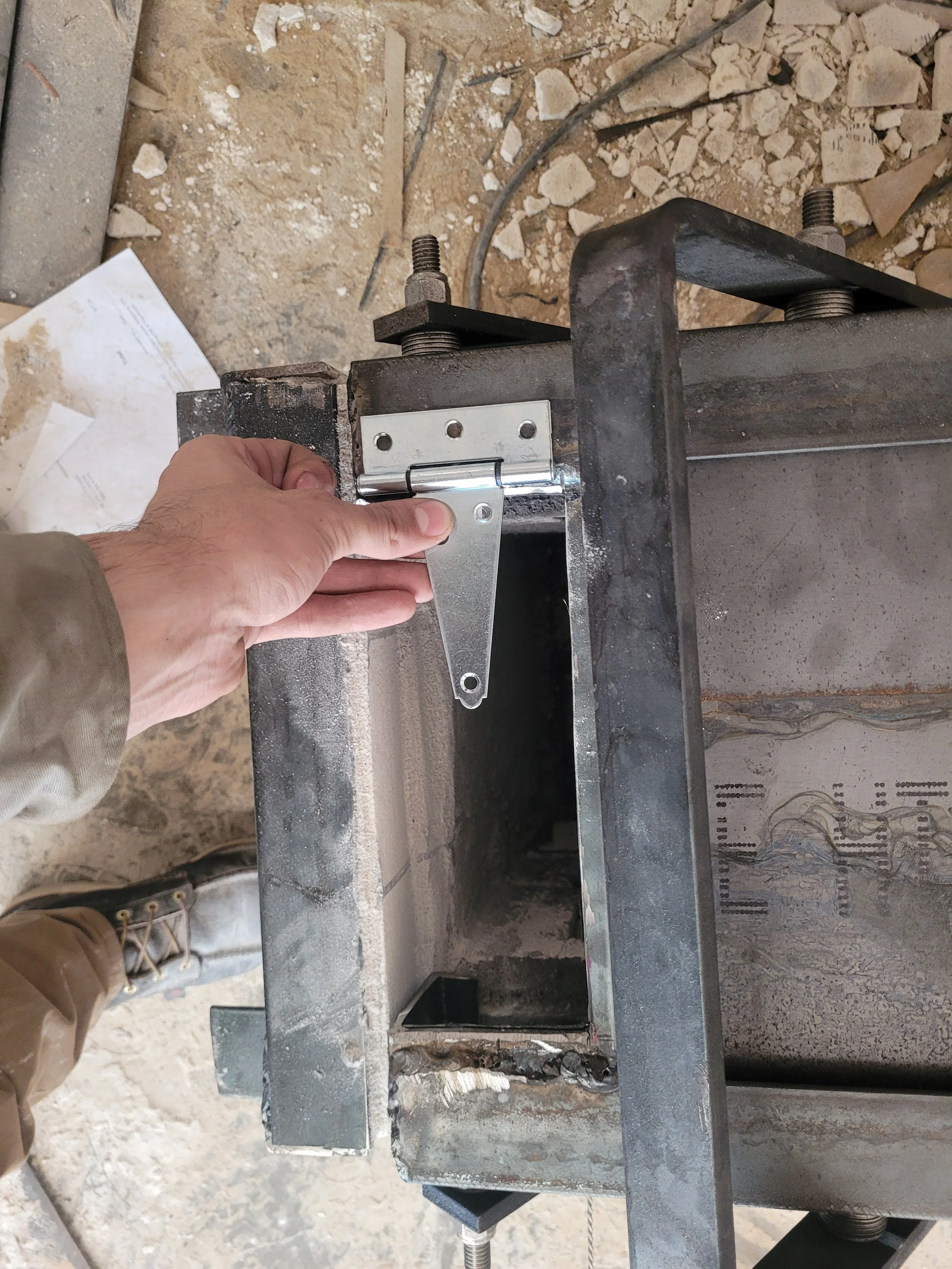 Access port cut, testing hinges