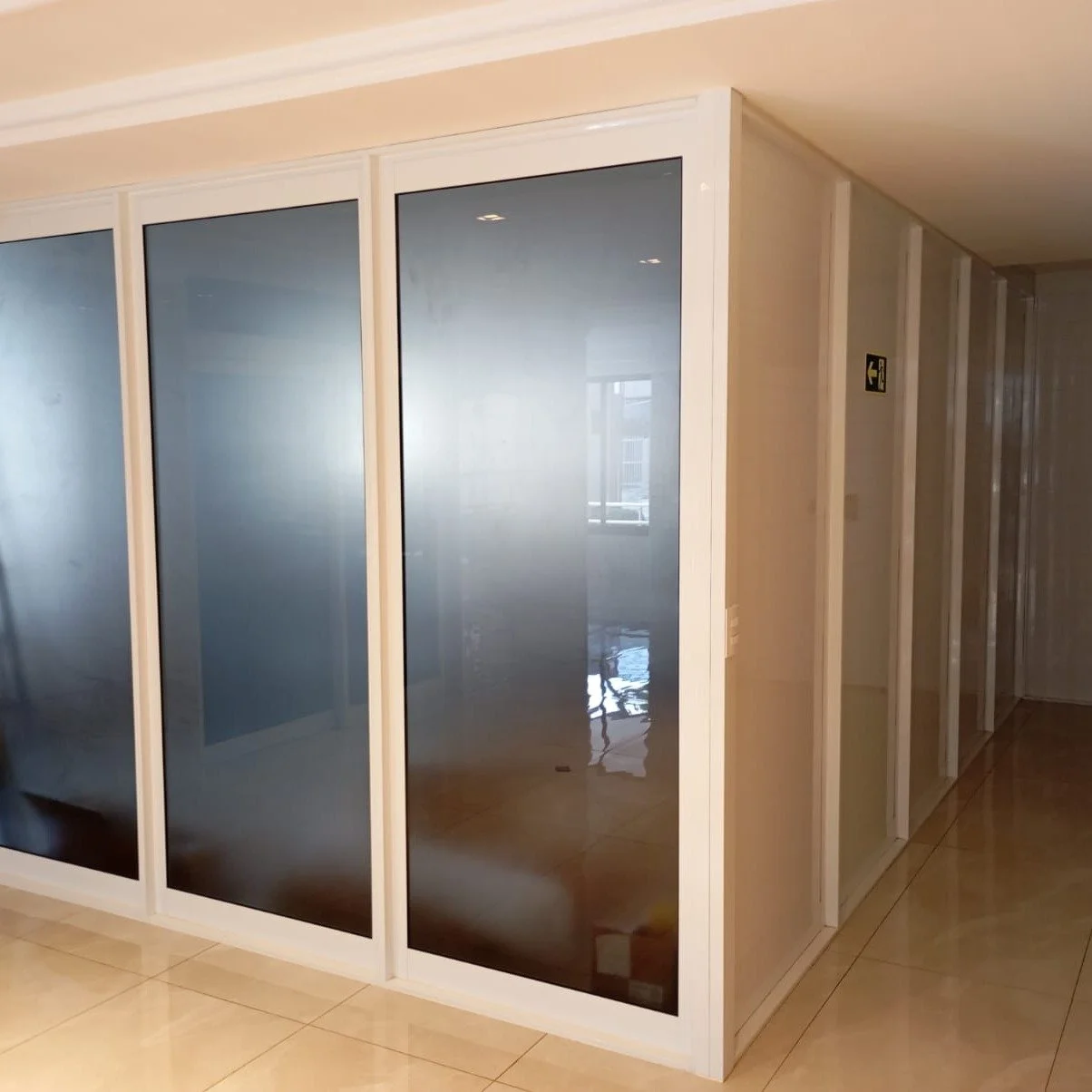 Divisor de ambiente em Esquadrias.