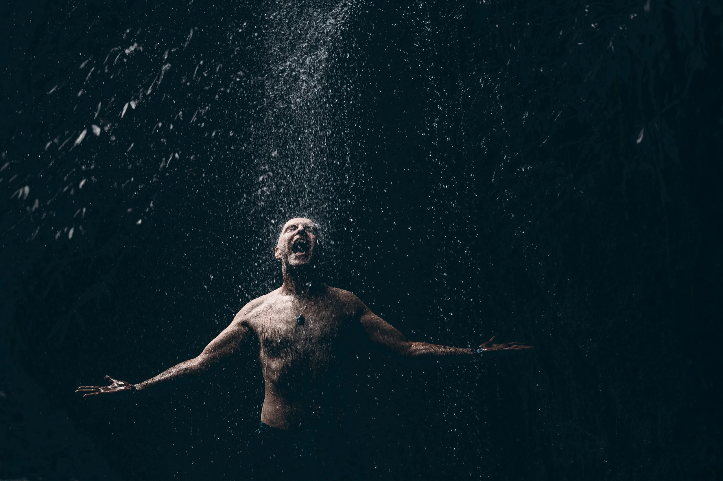 Solo traveler under a Bali waterfall – Express Memory 1-hour package