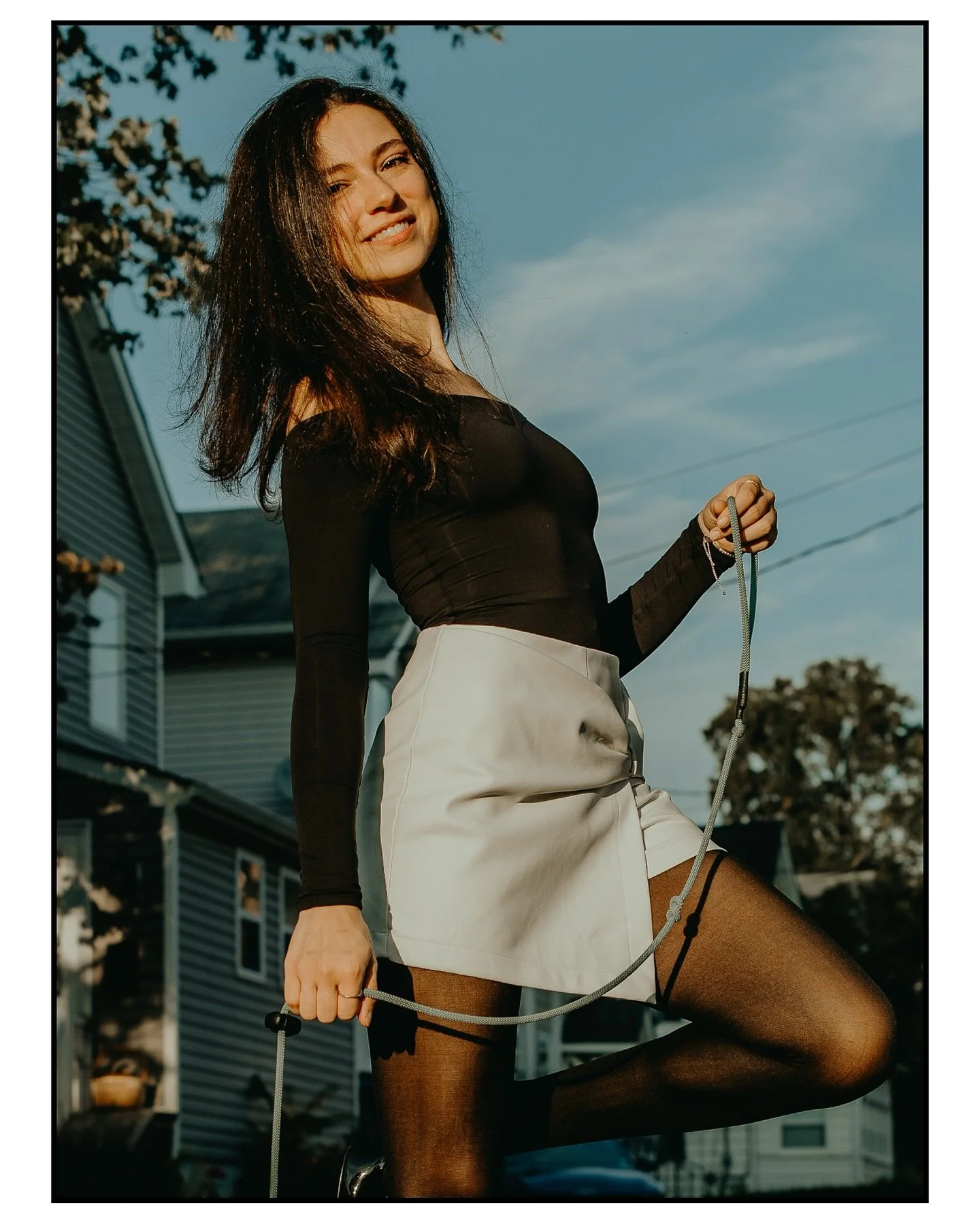 Golden hour turns every walk into a story.

💃: @angiee_wood 
📸: @canonusa R5 28-70 mm